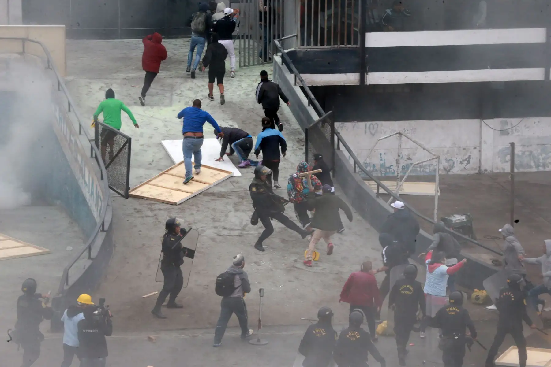 Grupo evangélico tomó posesión de la explanada del Matute, estadio de Alianza Lima. La Policía Nacional y Fiscalía ya se encuentran en el lugar. Foto: ANDINA/Norman Córdova