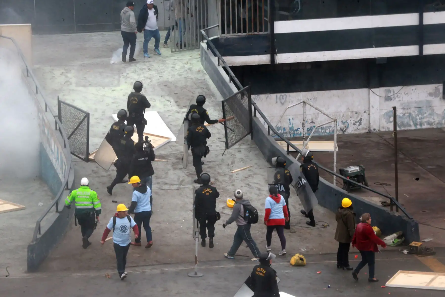 Grupo evangélico tomó posesión de la explanada del Matute, estadio de Alianza Lima. La Policía Nacional y Fiscalía ya se encuentran en el lugar. Foto: ANDINA/Norman Córdova