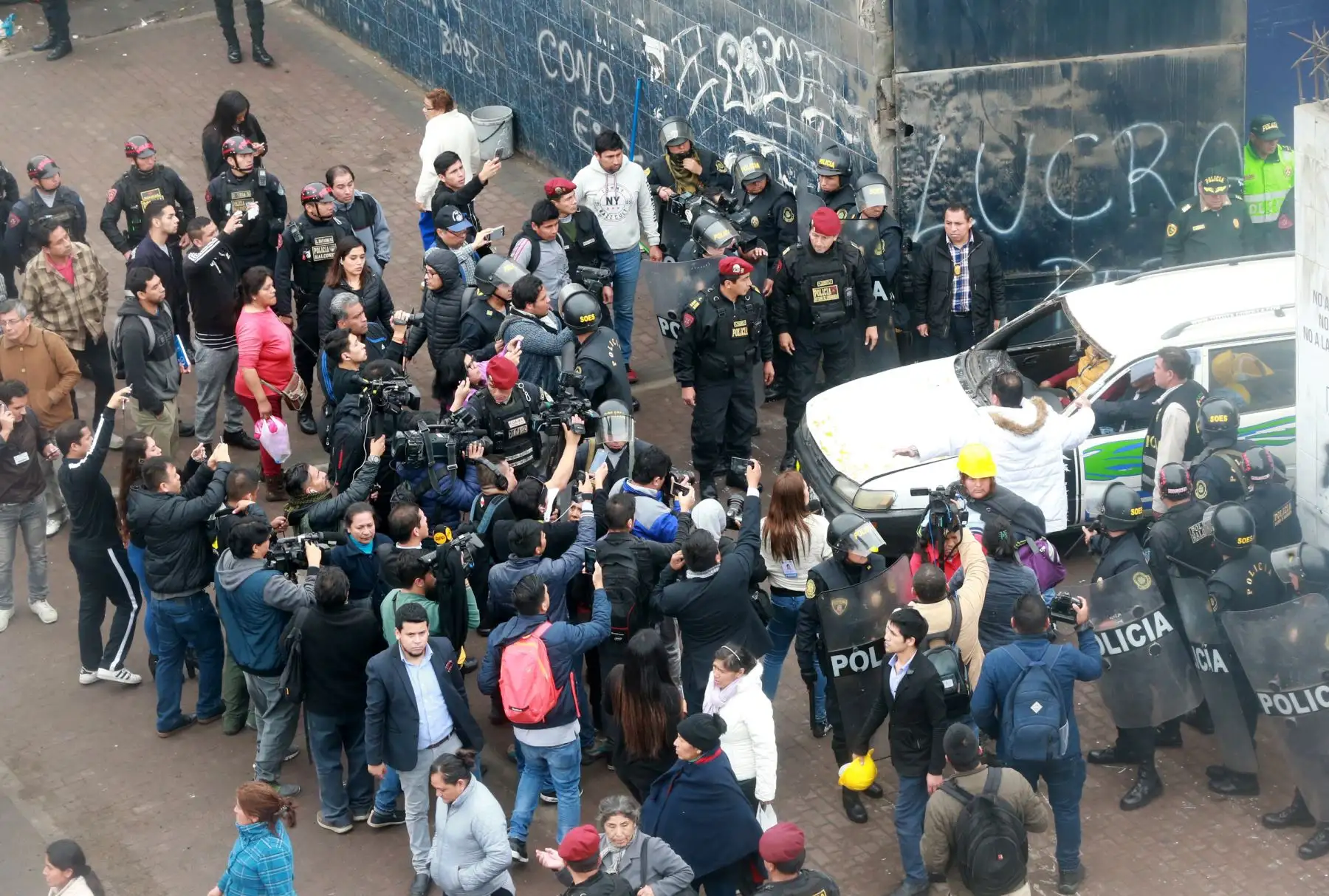 Grupo evangélico tomó posesión de la explanada del Matute, estadio de Alianza Lima. La Policía Nacional y Fiscalía ya se encuentran en el lugar. Foto: ANDINA/Norman Córdova