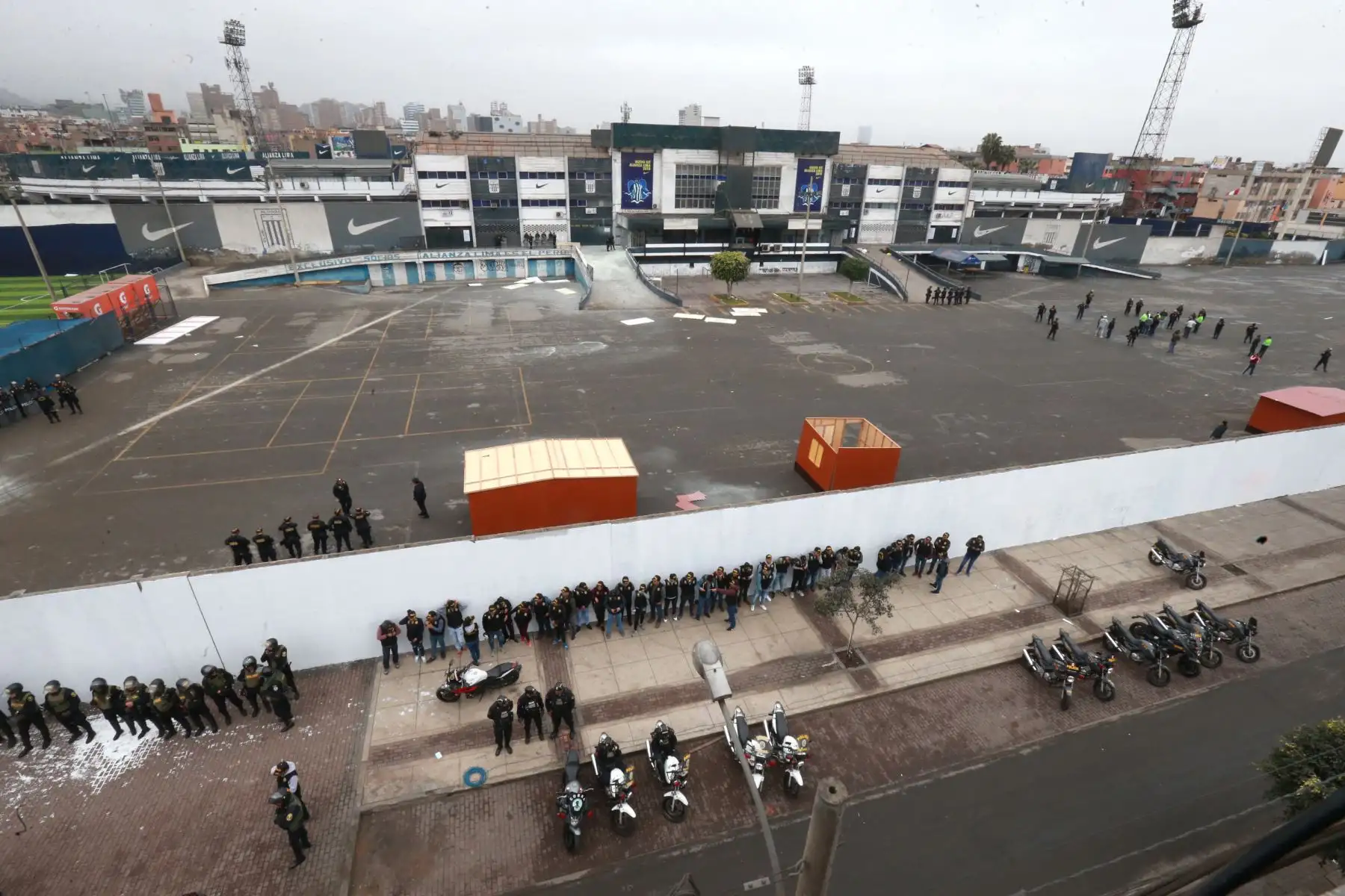 Grupo evangélico tomó posesión de la explanada del Matute, estadio de Alianza Lima. La Policía Nacional y Fiscalía ya se encuentran en el lugar. Foto: ANDINA/Norman Córdova