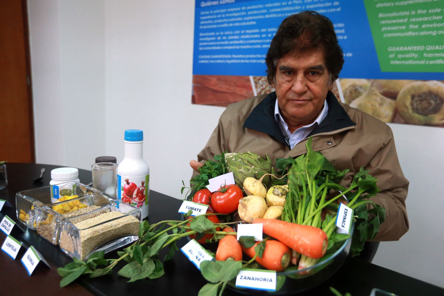 Blas Silva de Bionaturista, informa sobre los productos naturales que ayudan a combatir la anemia. Foto:ANDINA/Vidal Tarqui