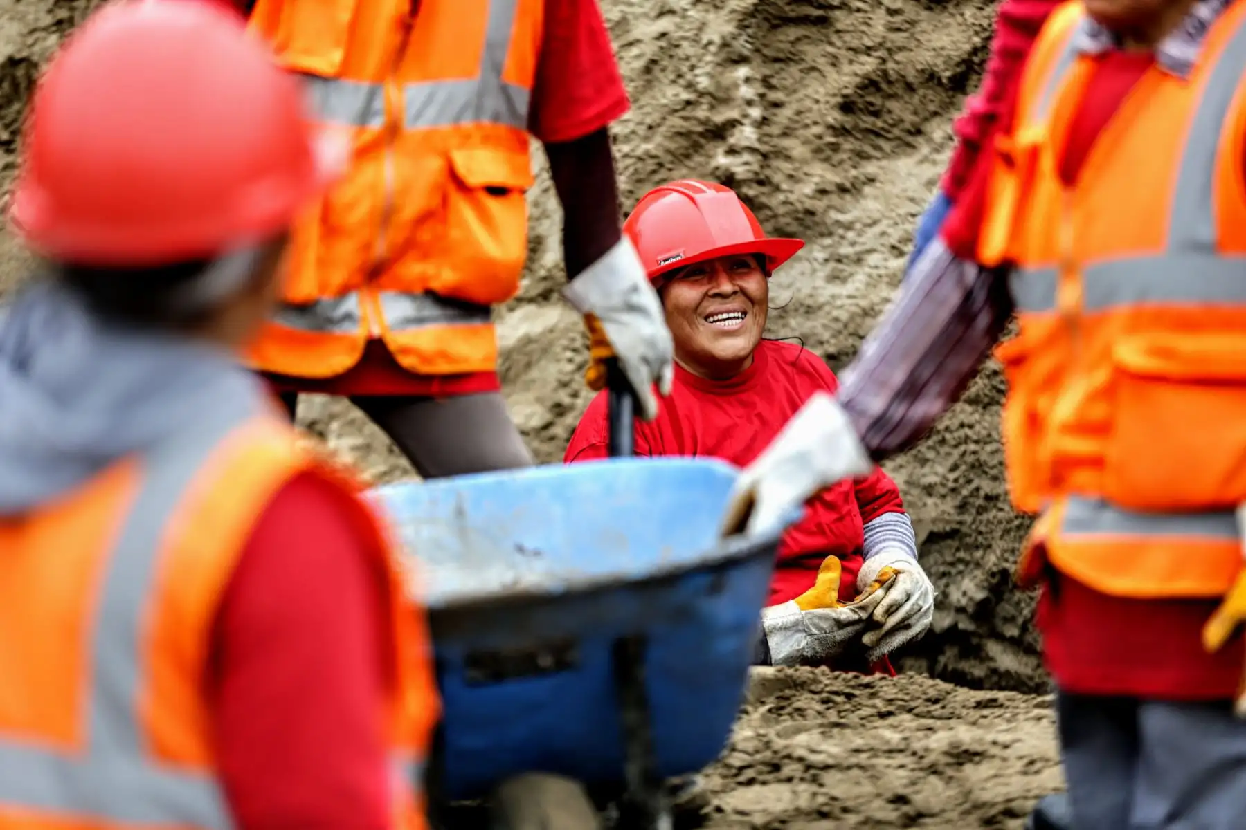 Elizabeth Ríos Hipólito (55) se dijo “yo sí puedo” cuando empezó a empujar la carretilla buggy con arena; cuando hizo por primera vez la mezcla de cemento. Cuando, por primera vez en su vida, trabajó para ganarse un sueldo. Foto: ANDINA/Luis Iparraguirre
