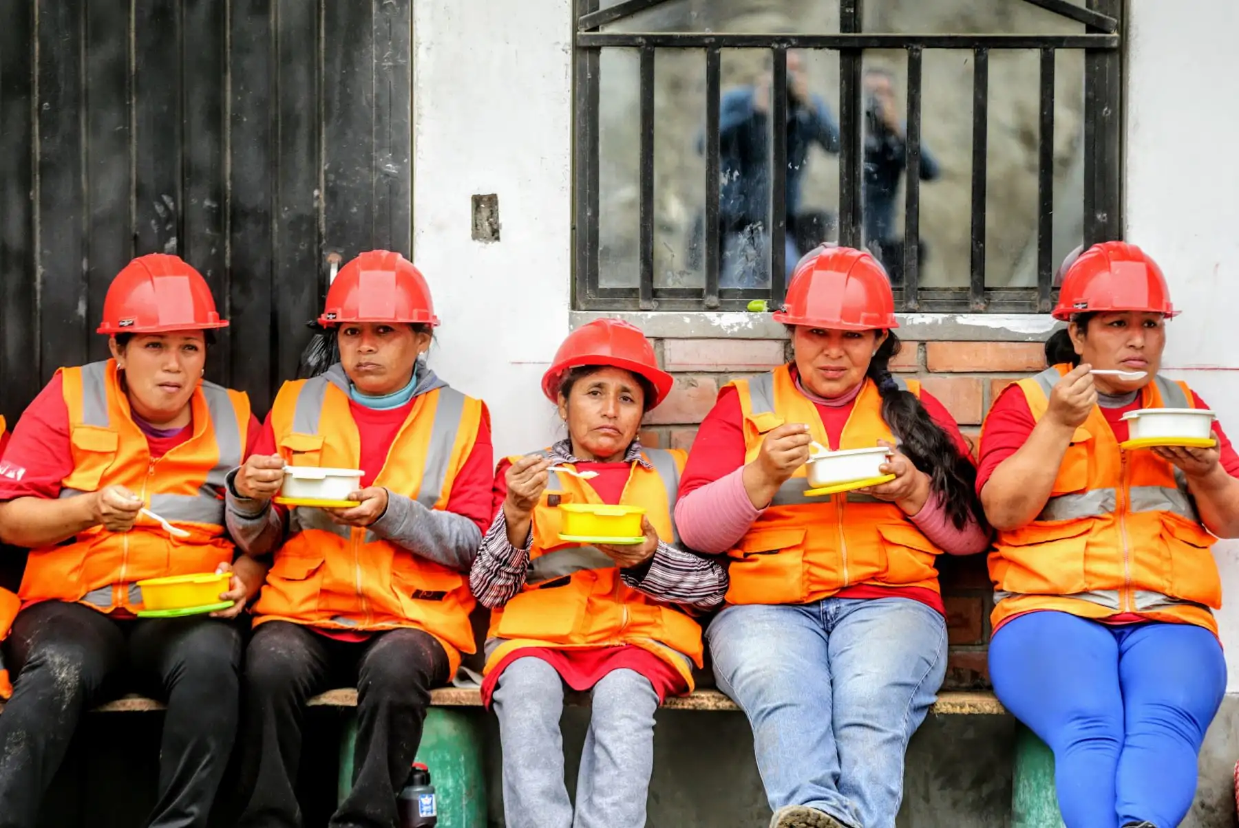 La comunidad apoya dando un refrigerio a sus trabajadoras. Así las motivan. Ellas han creado hasta su grupo de Whatsapp, donde leerán esta nota y las fotos. Foto: ANDINA/Luis Iparraguirre