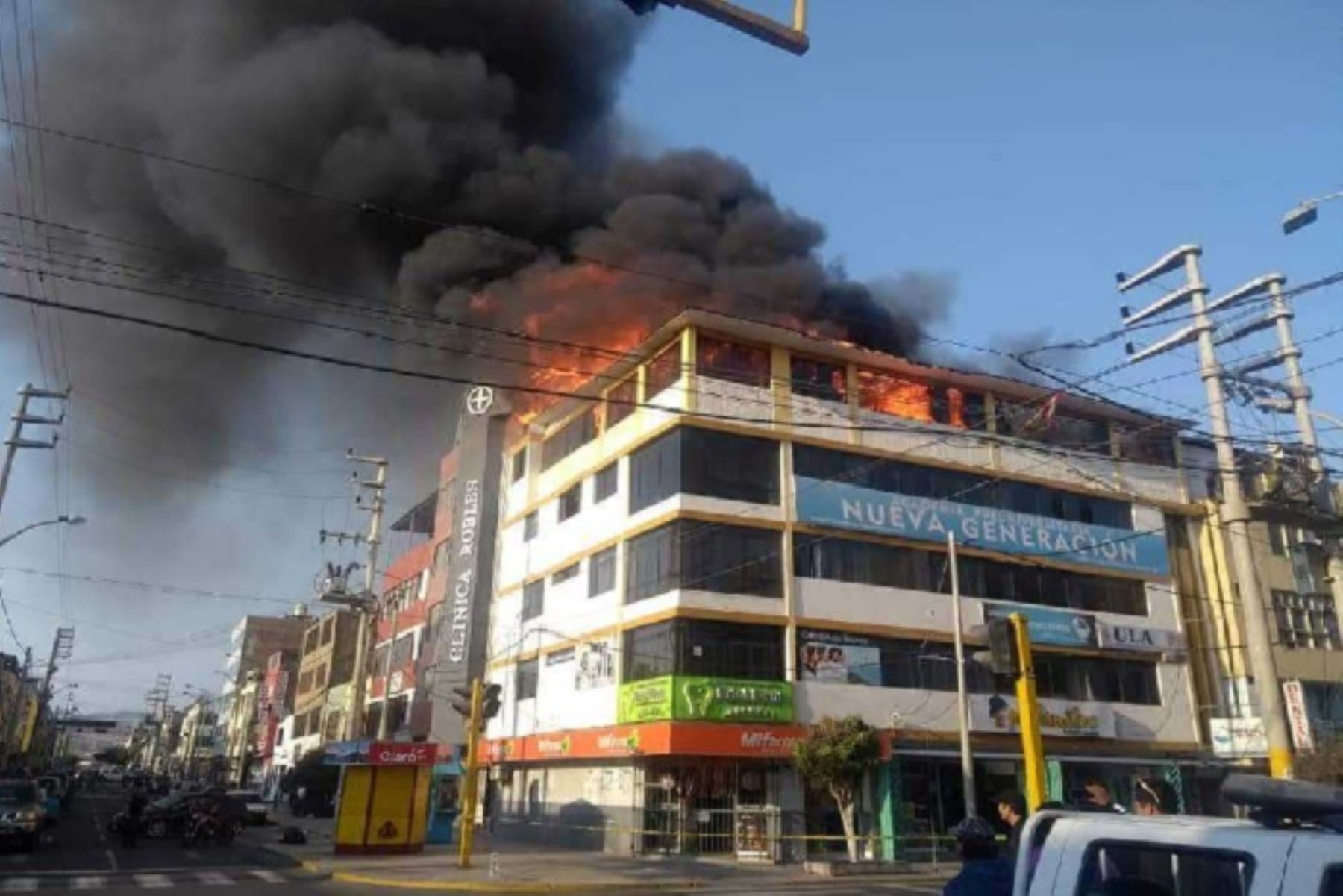 Bomberos se esfuerzan por controlar incendio en pleno centro de Chimbote