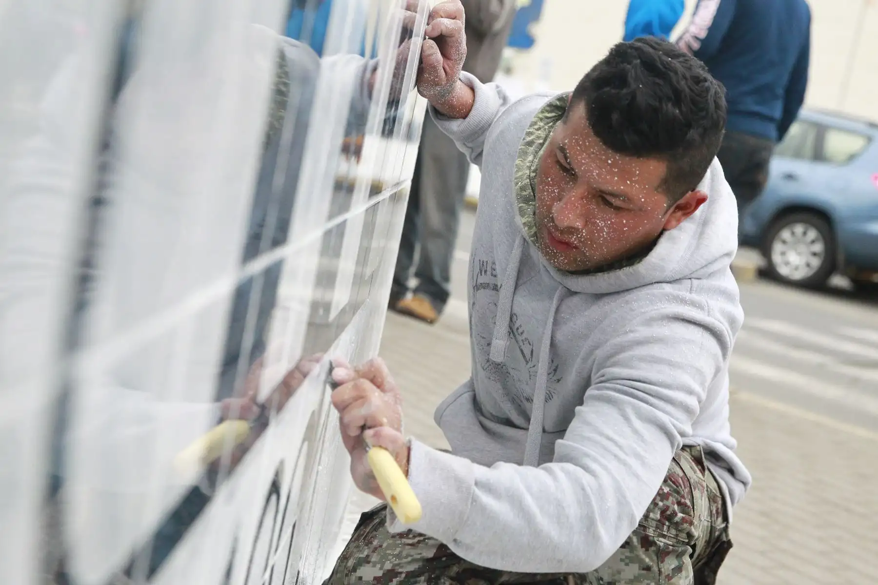 Hinchas blanquiazules limpian los murales dañados  tras incidente en la explanada del  estadio de Alianza Lima.Foto: ANDINA/Eddy Ramos