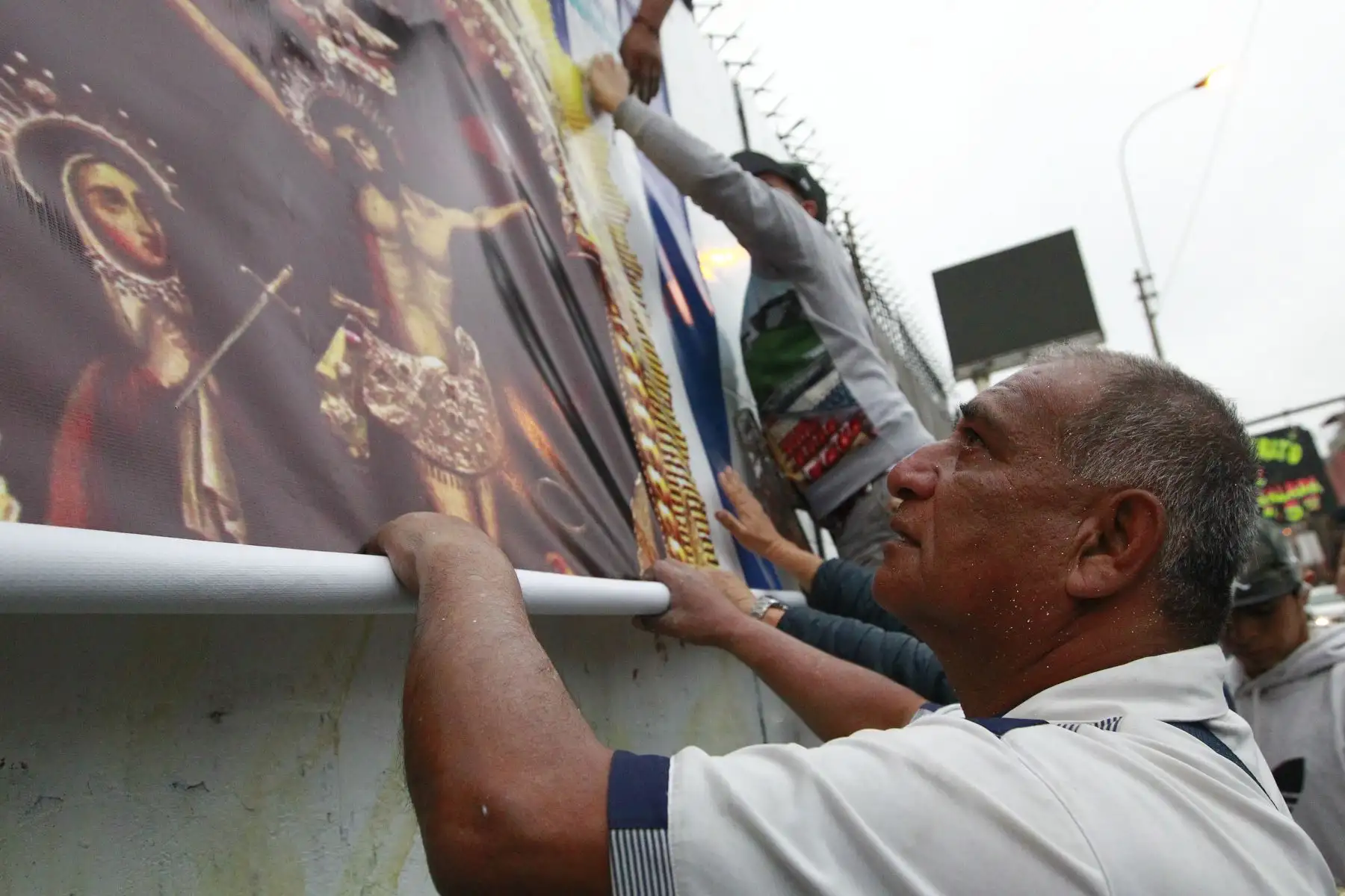 Hinchas blanquiazules colocan una gigantografía de la imagen del Señor de los Milagros en los exteriores de la explanada del  estadio de Alianza Lima.Foto: ANDINA/Eddy Ramos