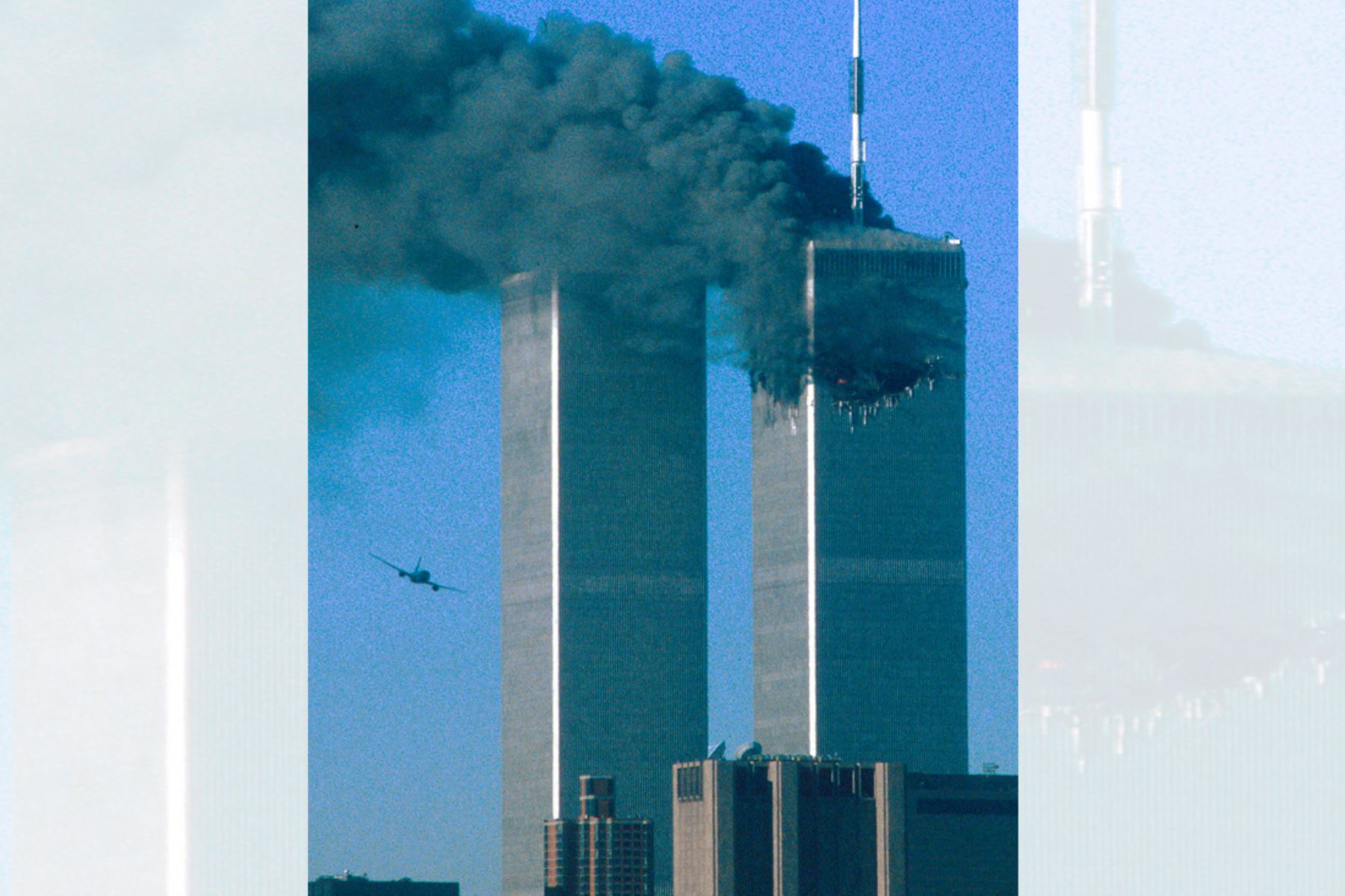 Avión de United Airlines vuela hacia las torres gemelas del World Trade Center poco antes de estrellarse contra la torre sur, mientras la torre norte arde después de un ataque. Nueva York, 11 de septiembre de 2001. Foto: REUTERS