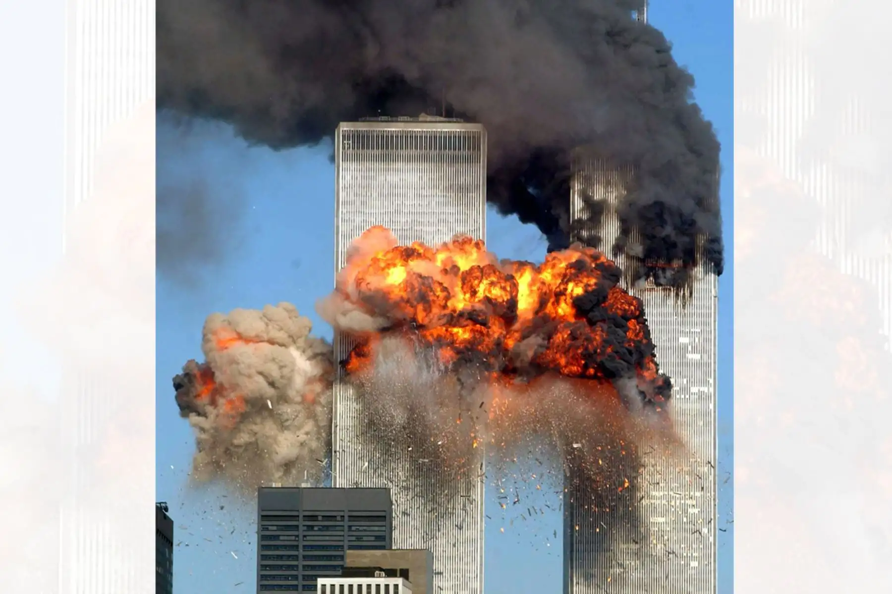 El vuelo 175 de United Airlines secuestrado de Boston se estrella en la torre sur del World Trade Center y explota a las 9:03 a.m. El posterior colapso de las torres gemelas causó la muerte de unas 2.800 personas. Nueva York,  11 de septiembre de 2001. Foto: AFP