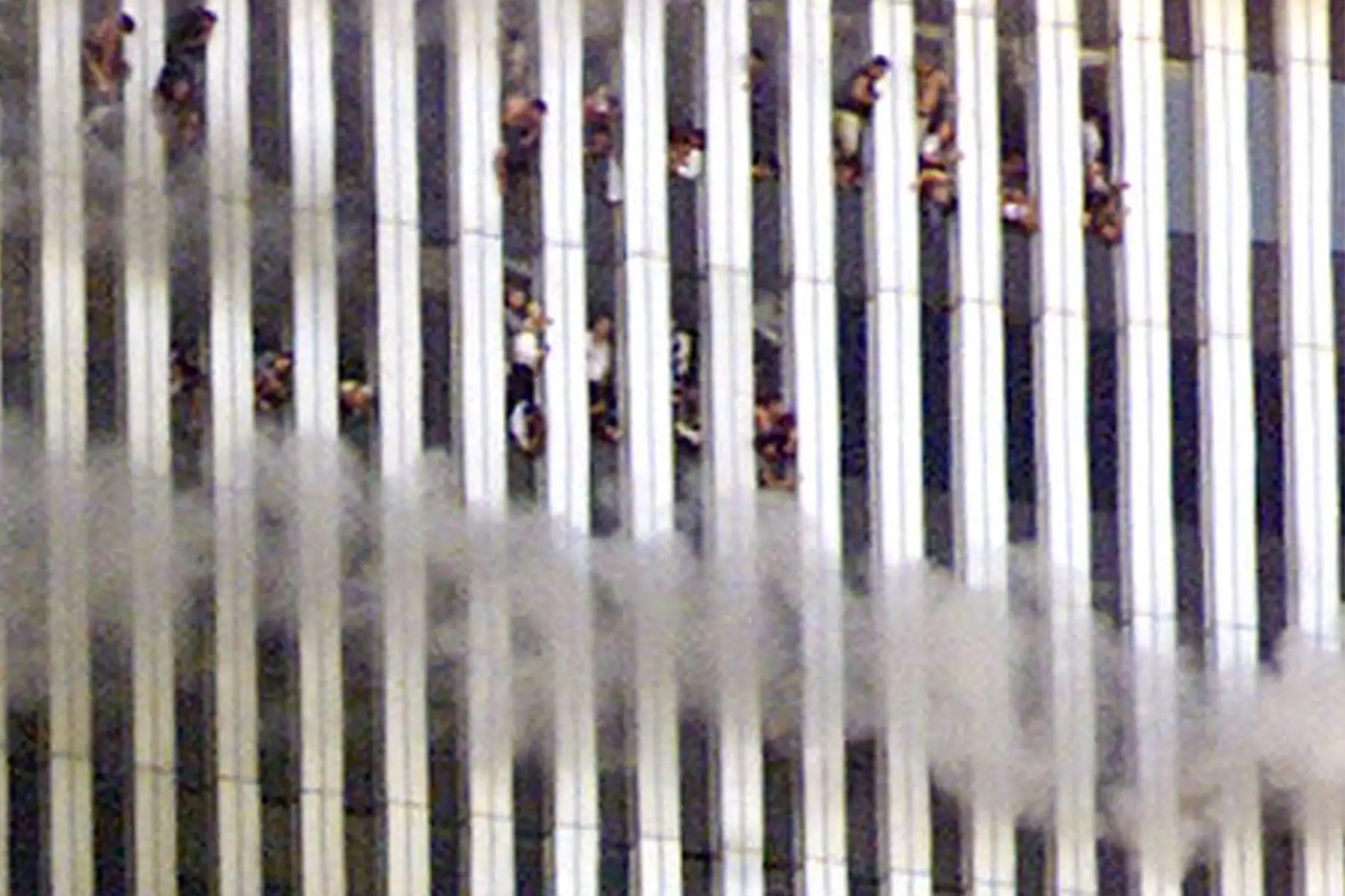 Las ventanas de la ardiente torre norte del World Trade Center muestran a las personas atrapadas por el fuego. Las dos torres colapsaron luego de ser golpeadas por aviones secuestrados por terroristas. Nueva York, 11 setiembre de 2001. Foto: REUTERS