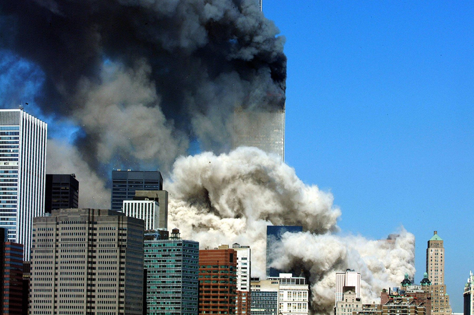 El humo que se eleva después de que la primera de las dos torres del World Trade Center se derrumba en la ciudad de Nueva York el 11 de setiembre de 2001. Foto: AFP