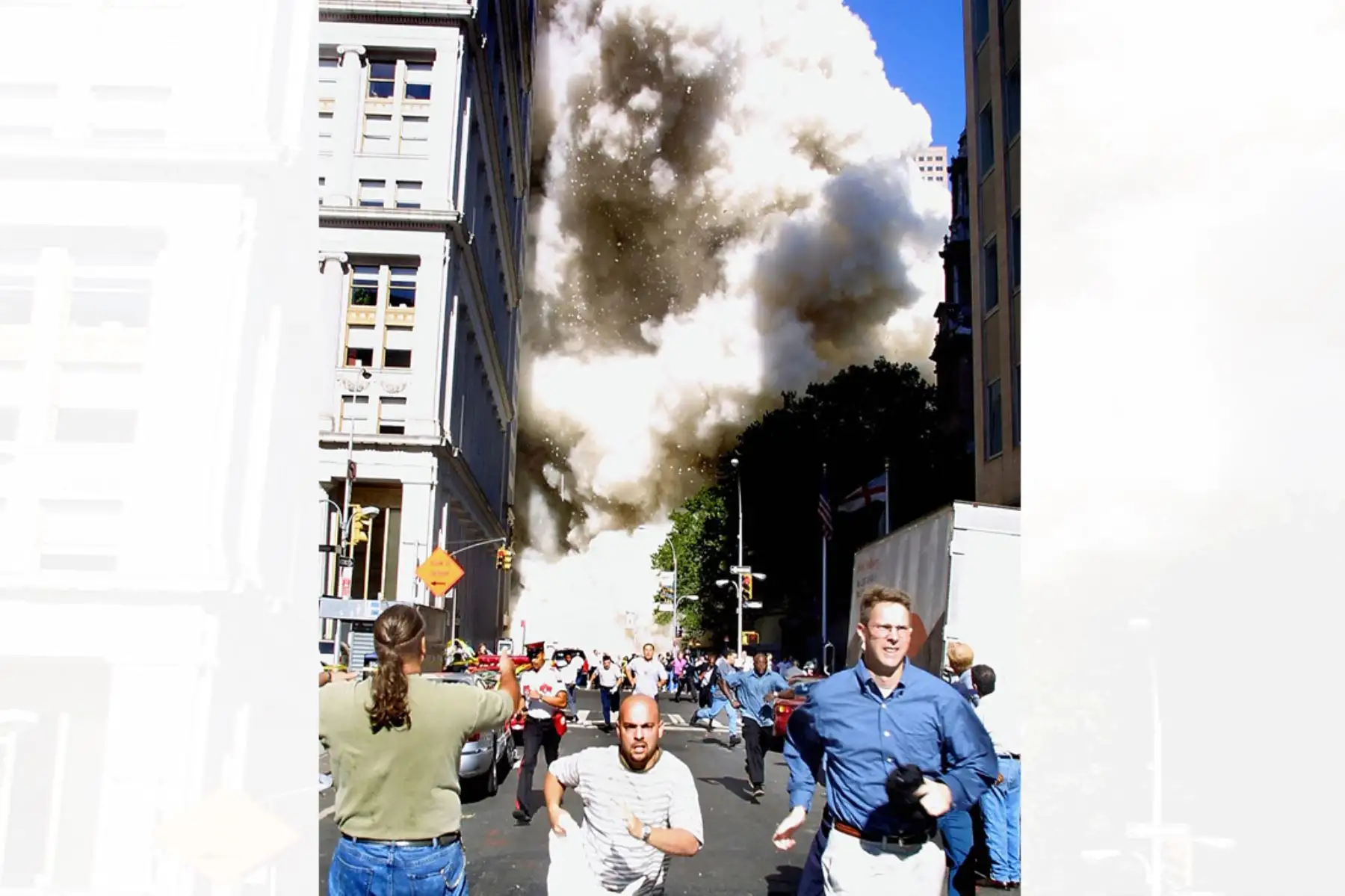 Personas que huyen de la escena cuando una de las torres del World Trade Center se derrumba en la ciudad de Nueva el 11 de setiembre de 2001. Foto:AFP