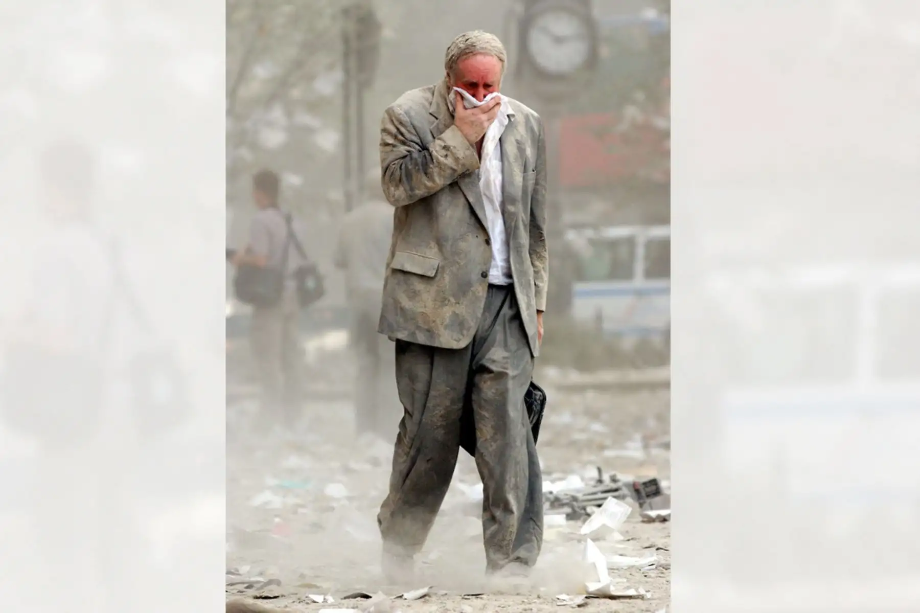 Edward Fine cubriéndose la boca mientras camina entre los escombros después del colapso de una de las Torres del World Trade Center en Nueva York el 11 de setiembre de 2001. Foto: AFP