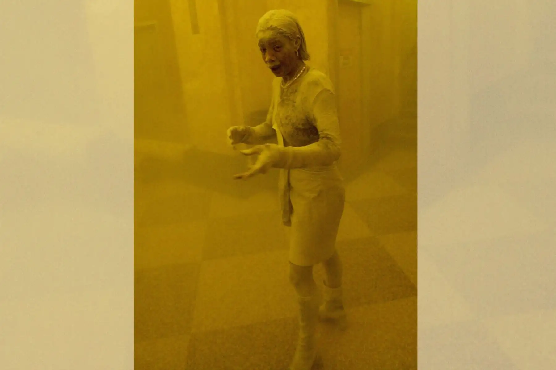 Marcy Borders cubierta de polvo mientras se refugia en un edificio de oficinas después de que una de las torres del World Trade Center se derrumbó en Nueva York el 11 de setiembre de 2001. Foto: AFP