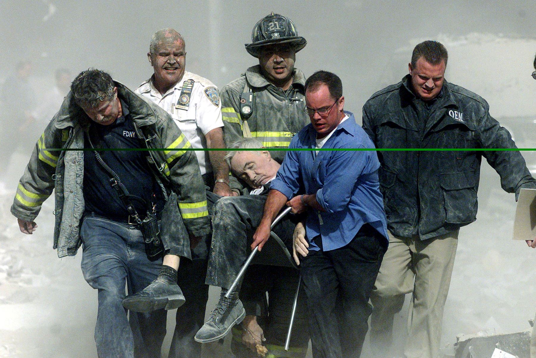 Trabajadores de rescate llevan al capellán del Departamento de Bomberos de Nueva York Mychal Judge desde una de las torres del World Trade Center en Nueva York el 11 de septiembre de 2001. El padre Judge murió mientras administraba los últimos ritos a un bombero caído después del colapso de las dos torres del El World Trade Center. Foto: REUTERS