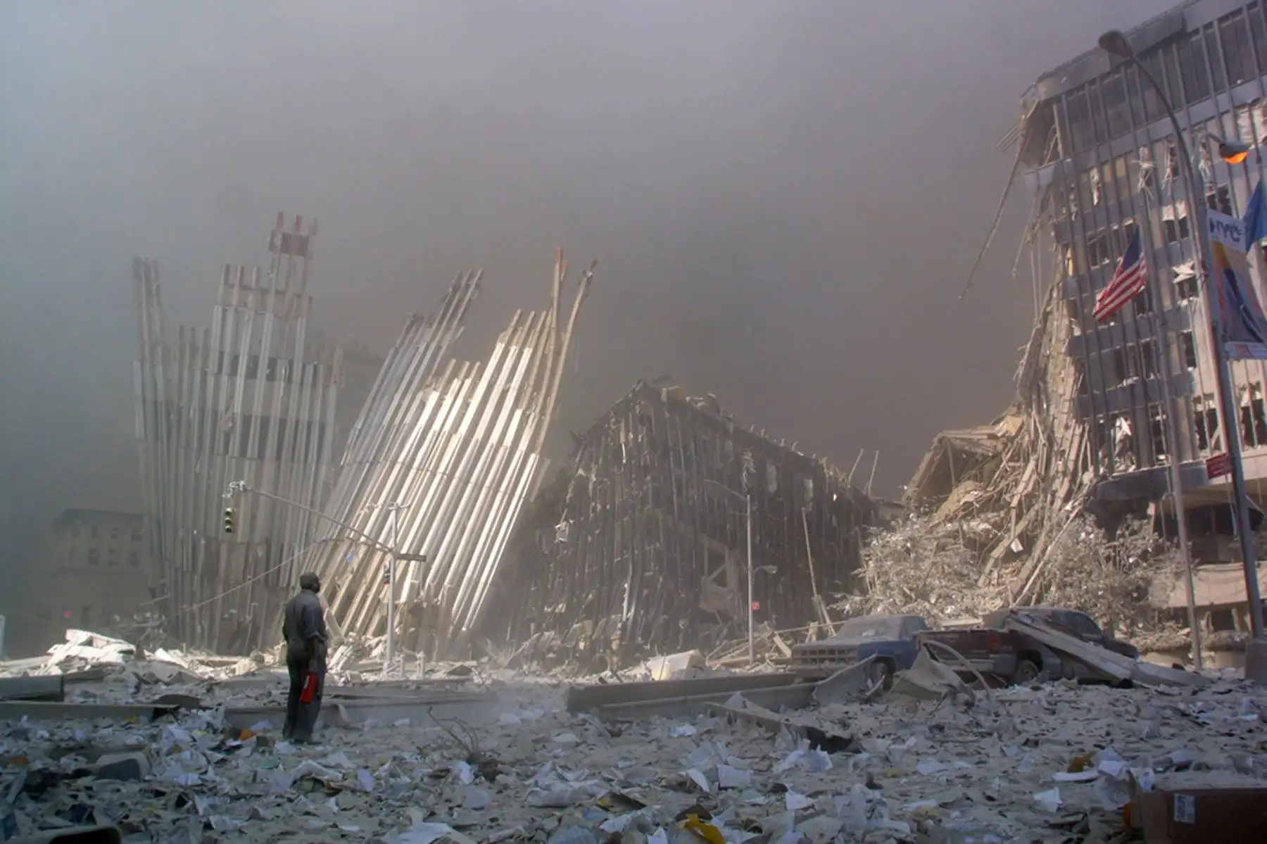 Un hombre de pie entre los escombros y preguntando si alguien necesita ayuda después del colapso de la primera Torre del World Trade Center en la ciudad de Nueva York el 11 de setiembre de 2001. Foto: AFP