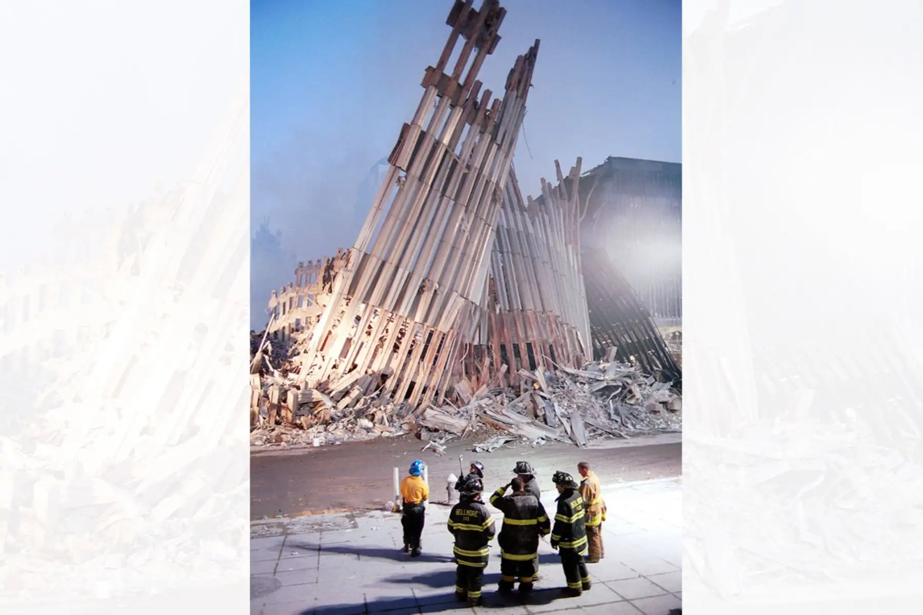 Los bomberos de la ciudad de Nueva York observan las ruinas del World Trade Center en la ciudad de Nueva York el 13 de setiembre de 2001. Foto: AFP