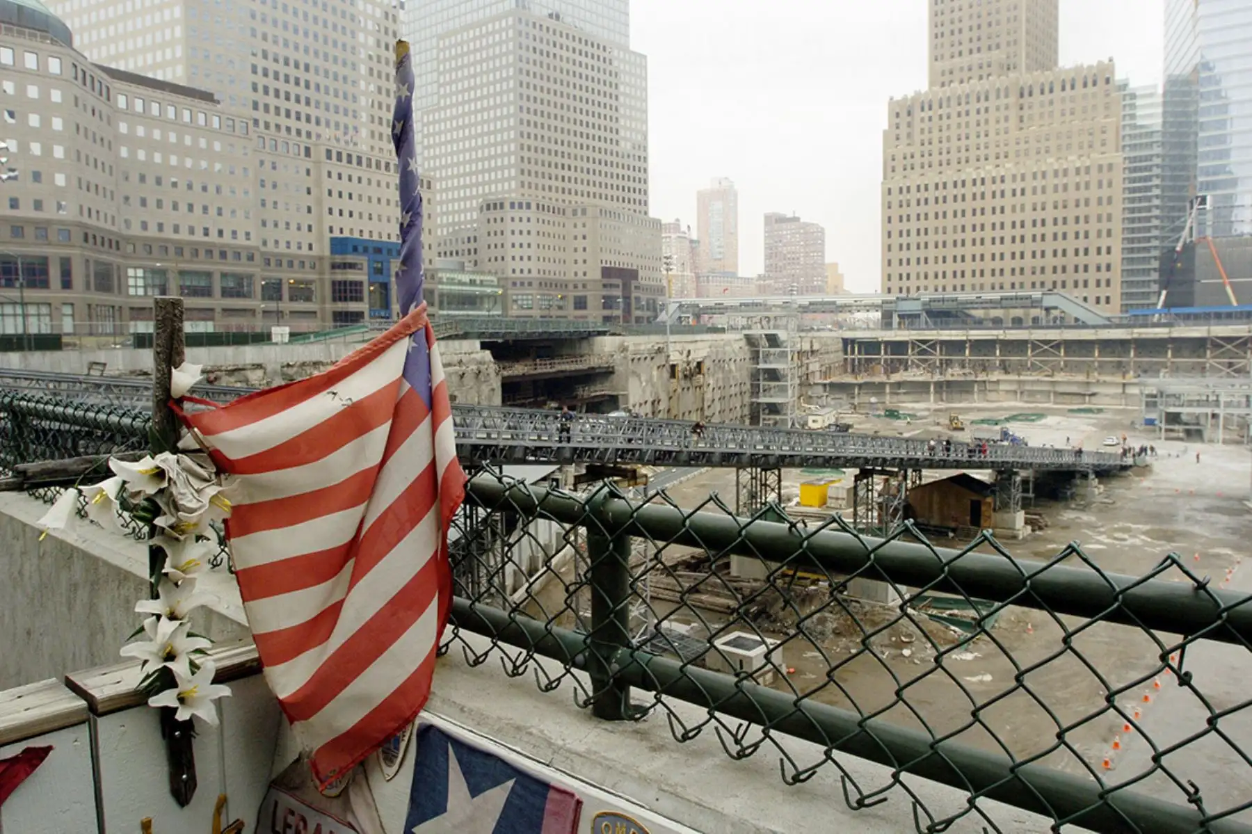 Cinco años después,  trabajadores de la construcción cerca del World Trade Center descubrieron 74 fragmentos más de hueso en un rascacielos dañado que se está preparando para la demolición, dijeron las autoridades. Nueva York, 13 de marzo de 2006. Foto: AFP