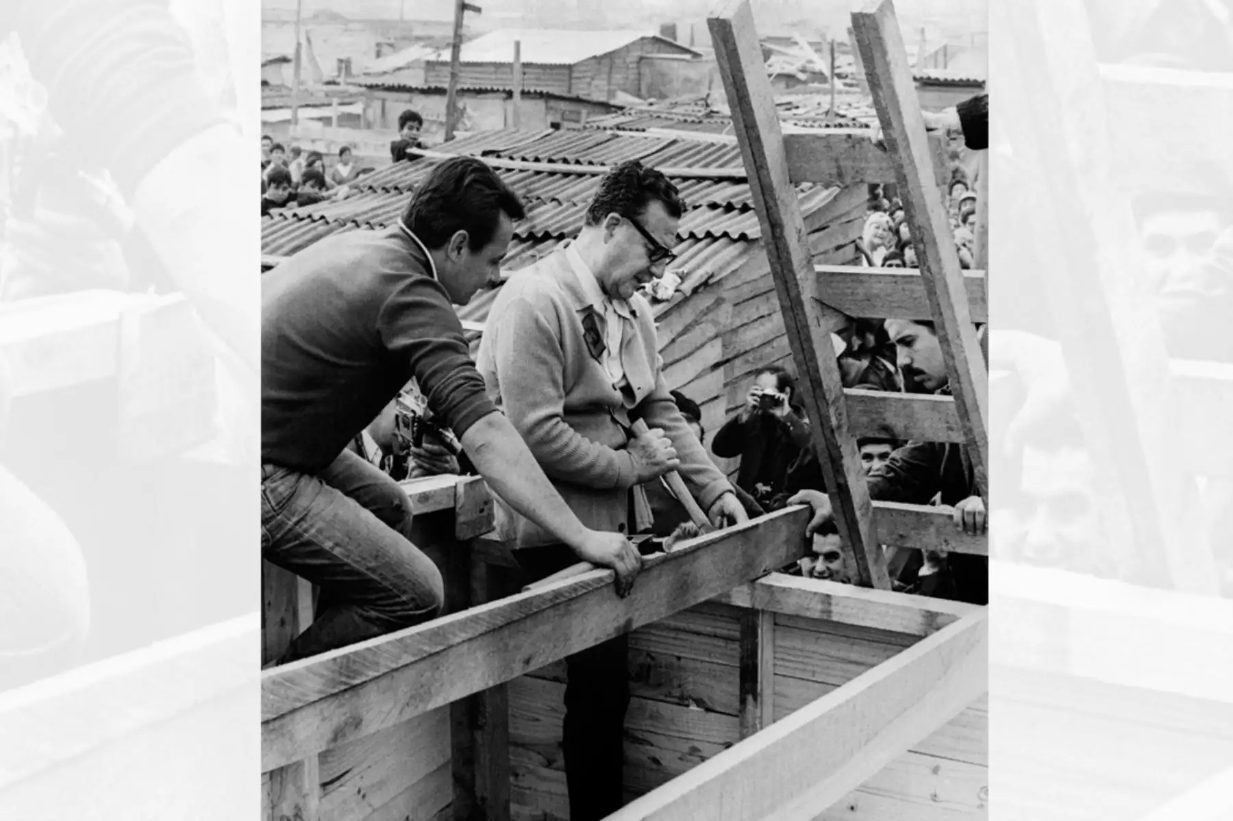 El presidente chileno Salvador Allende participa el 30 de junio de 1971 en una actividad por el "Día del voluntariado" en un lugar no determinado. Allende fue el primer marxista elegido presidente en elecciones libres en 1970. Su gobierno fue derrocado por las fuerzas armadas el 11 de setiembre de 1973. Foto: AFP / PRENSA LATINA