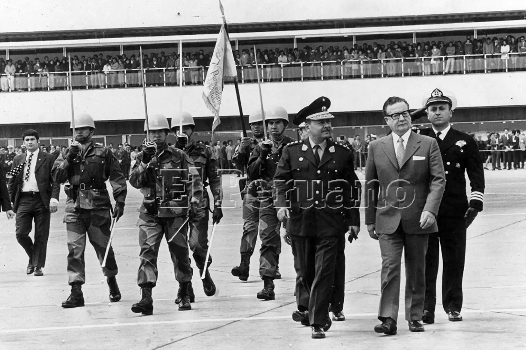 Con honores militares, el presidente peruano Juan Velasco Alvarado despidió en el aeropuerto Jorge Chávez a su homólogo chileno Salvador Allende quien cumplió una visita histórica de tres días al Perú. Callao, 3 de setiembre de 1971. Foto: Archivo Histórico de EL PERUANO.