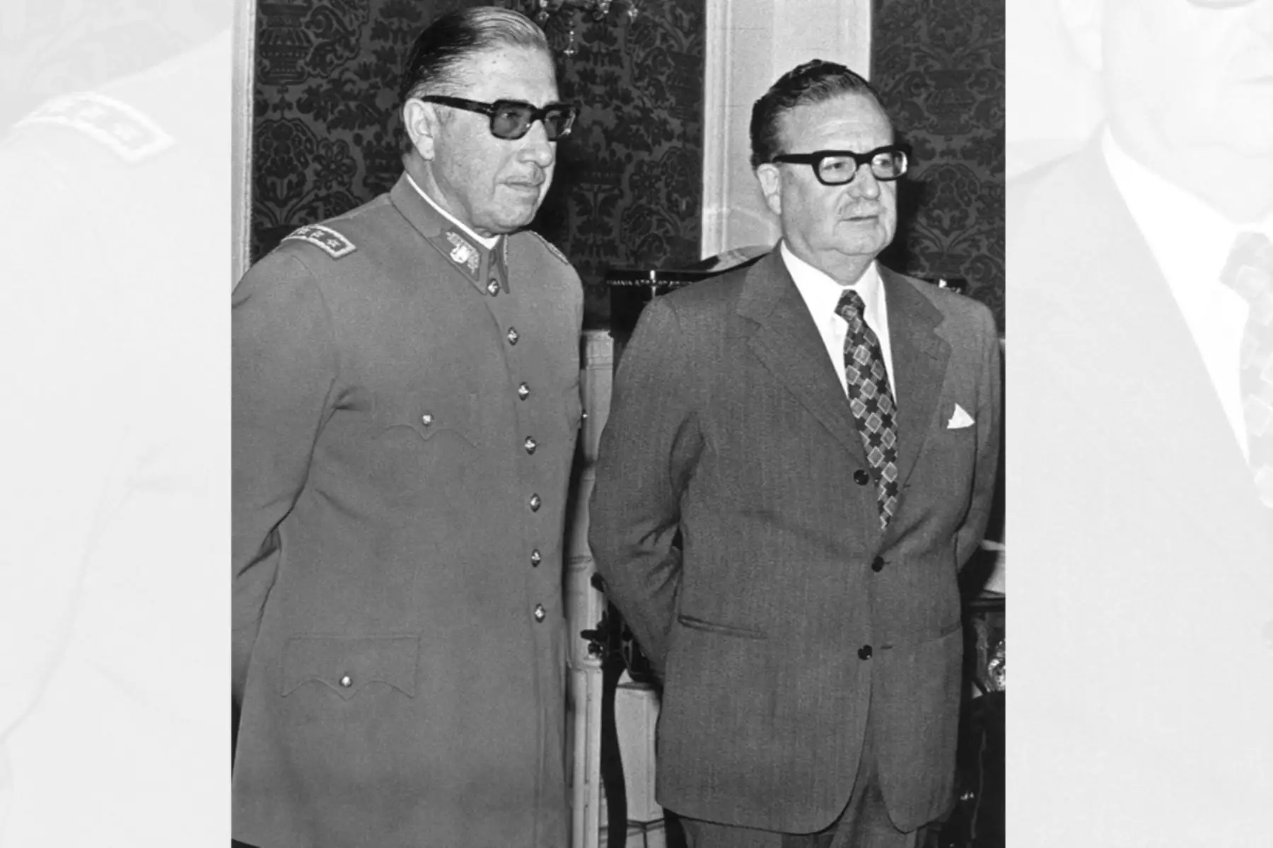 El general Augusto Pinochet posa con el presidente chileno Salvador Allende el 23 de agosto de 1973 en Santiago, poco después de que Allende lo nombrara jefe del ejército, solo tres semanas antes del golpe militar. Foto: AFP