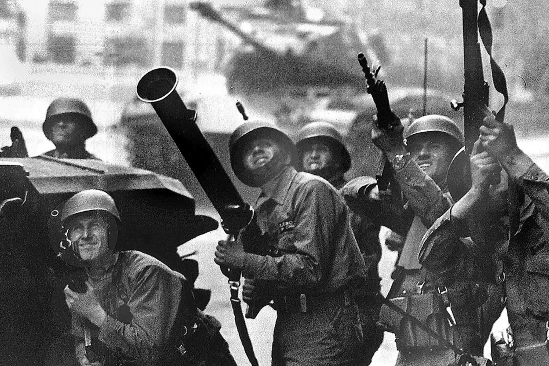 Tropas del ejército chileno ubicadas en una azotea frente al Palacio de La Moneda el 11 de septiembre de 1973 en Santiago durante el golpe militar encabezado por el general Augusto Pinochet que derrocó al presidente constitucional Salvador Allende. Foto: AFP