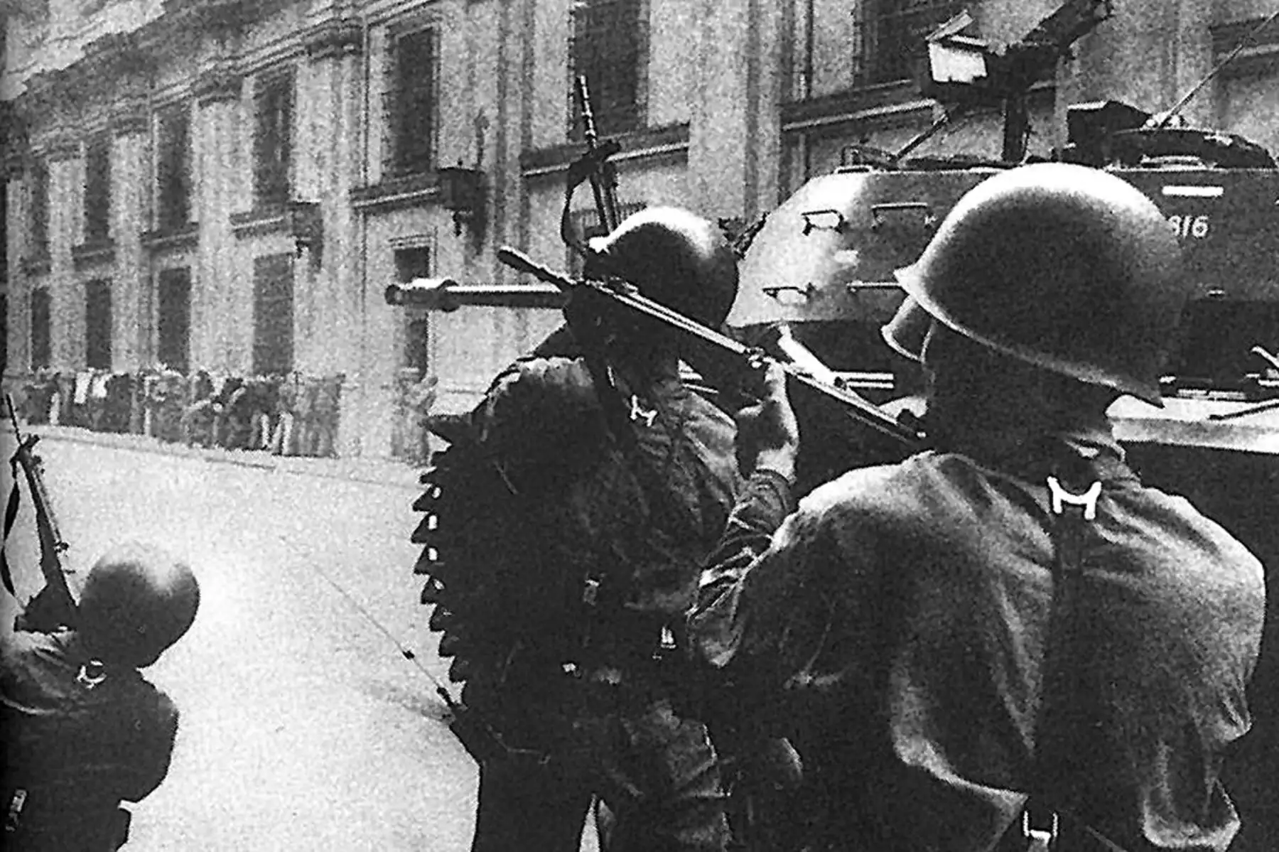 Soldados del ejército chileno atacan el Palacio de La Moneda en Santiago de Chile durante el golpe de estado el 11 de septiembre de 1973 contra el presidente constitucional Salvador Allende. Foto: AFP / PRENSA LATINA