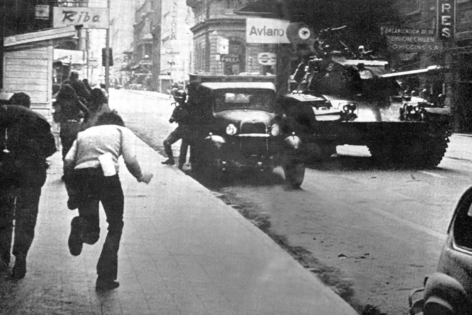 Un tanque por una calle de Santiago de Chile en medio de disparos de los soldados al Palacio de La Moneda durante el golpe de estado el 11 de septiembre de 1973 contra el presidente constitucional Salvador Allende. Foto: AFP / PRENSA LATINA