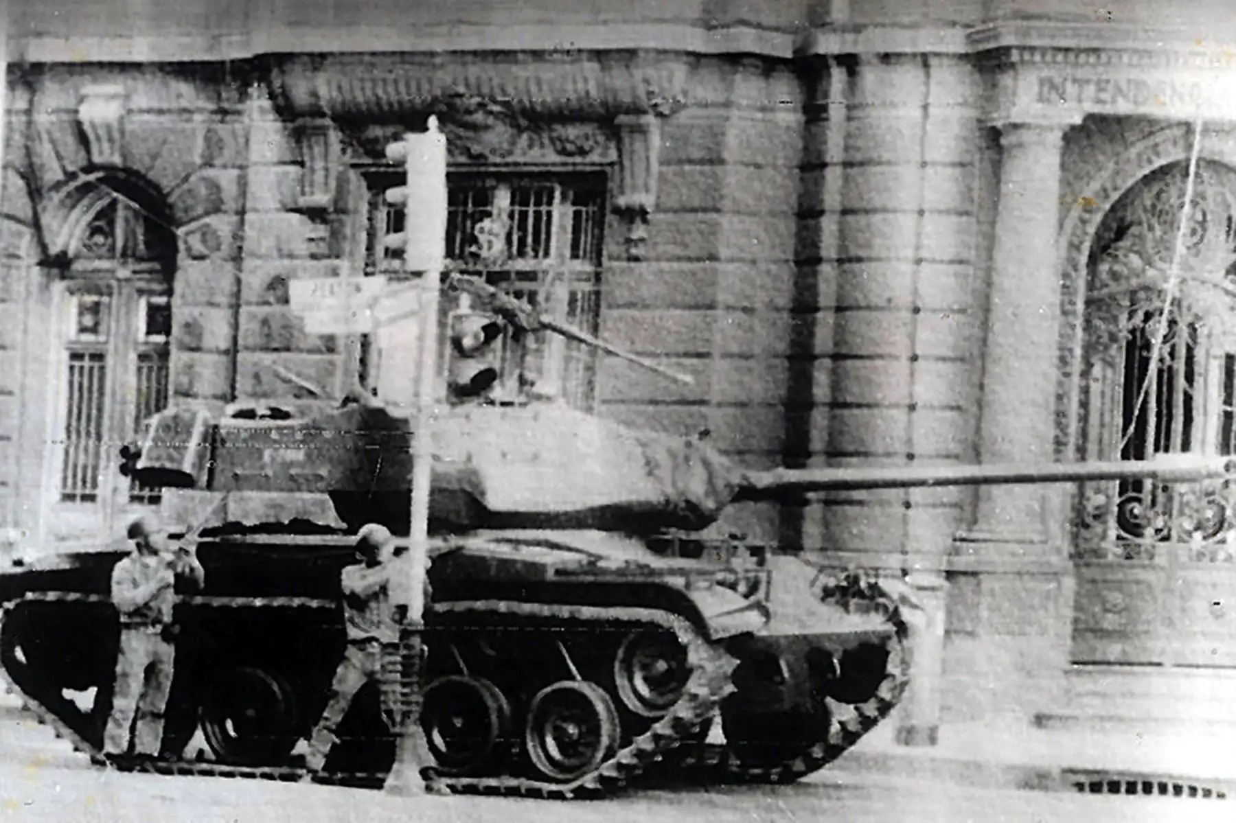 Soldados golpistas atacan el Palacio de La Moneda en Santiago de Chile durante el golpe de estado del 11 de septiembre de 1973 contra el presidente constitucional Salvador Allende. Foto: AFP / PRENSA LATINA