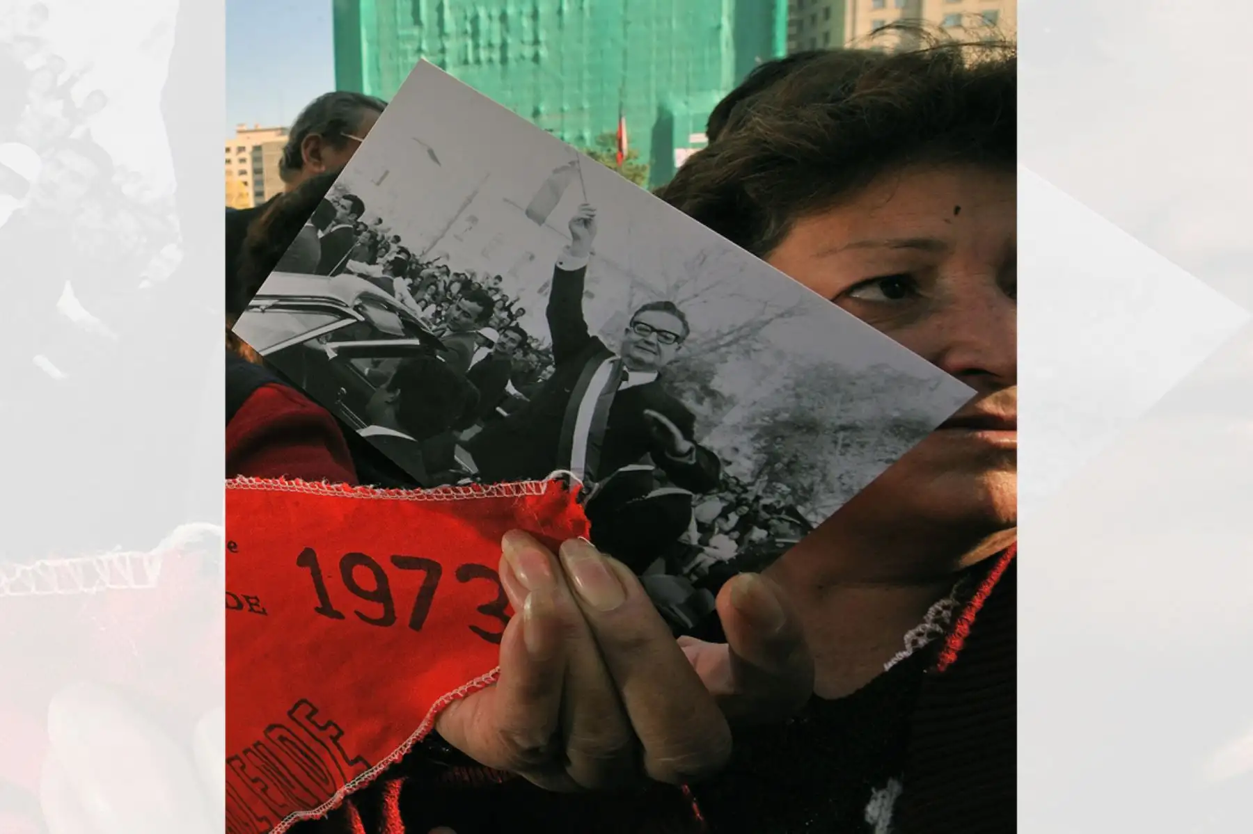 Una mujer muestra una imagen del fallecido presidente chileno Salvador Allende (1970-1973) durante la conmemoración del centenario de su nacimiento, frente al palacio presidencial La Moneda en Santiago, el 26 de junio de 2008. Allende -quien fue democráticamente elegido- fue derrocado por un golpe de estado dirigido por el general Augusto Pinochet el 11 de septiembre de 1973, durante el cual murió. Foto: AFP