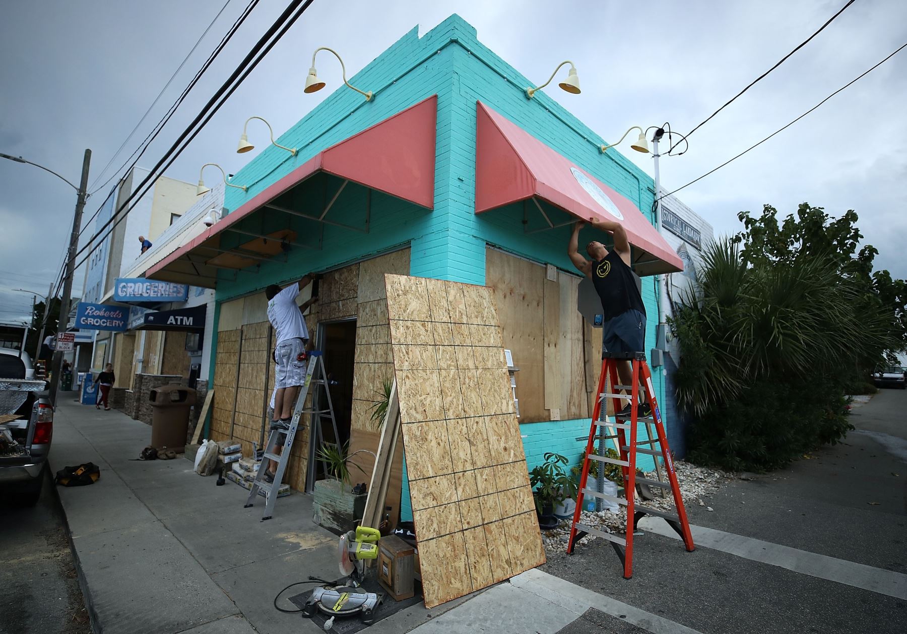 Trabajadores preparan un negocio para la llegada del huracán Florence Foto: AFP