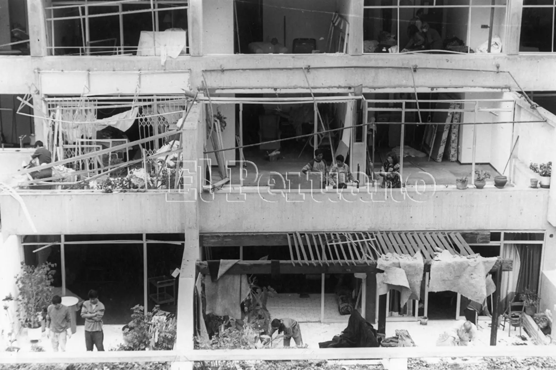 Vecinos afectados el 17 de julio de 1992 por el atentado terrorista en la calle Tarata del distrito de Miraflores. Foto: Archivo Histórico de EL PERUANO