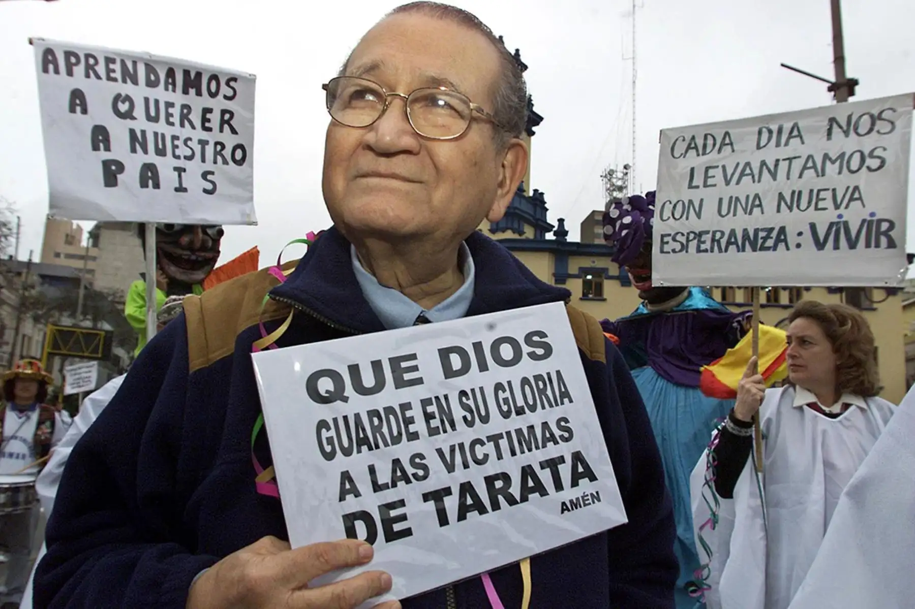 Ernesto Cava, padre de una de las víctimas de un atentado perpetrado por Sendero Luminoso con 400 kg de explosivos en julio de 1992, participa en una manifestación en favor del informe final de la Comisión Verdad el 27 de agosto de 2003, en Lima. Foto: AFP