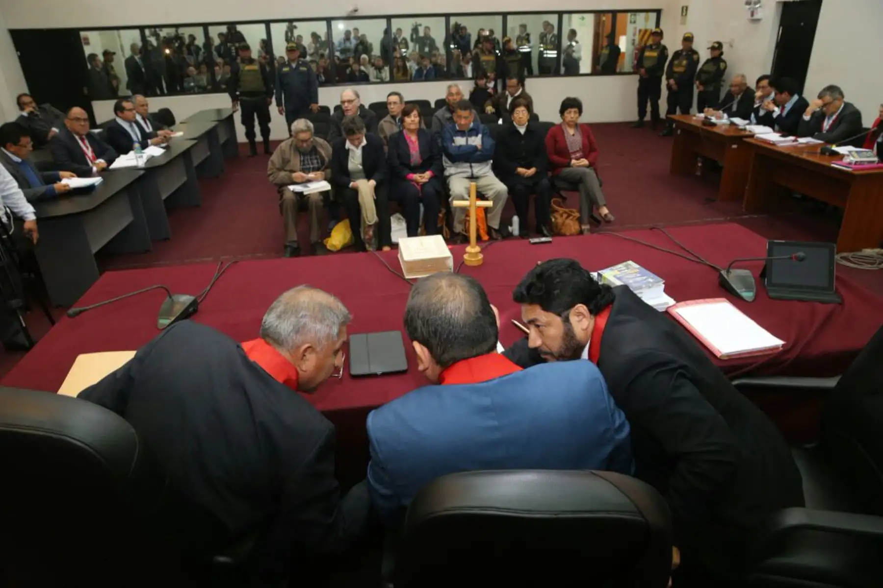 Colegiado de la Sala Penal Nacional realiza lectura de sentencia por el caso Tarata contra Abimael Guzmán y otros miembros de  SenderoLuminoso acusados por el delito de terrorismo. Juicio oral duró 20 meses y fue llevado a cabo a través de 66 audiencias públicas. Foto: ANDINA/Francisco Medina.