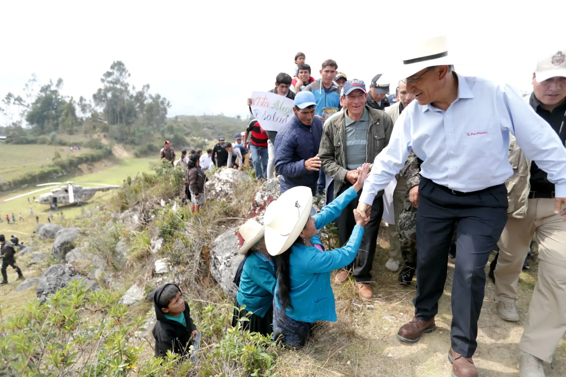 Jefe del Estado, Martín Vizcarra, verifica el avance de las obras de mejoramiento de los servicios del centro de salud del distrito de Anguía (Cajamarca). Foto: ANDINA/Prensa Presidencia/Carlos Lezama.