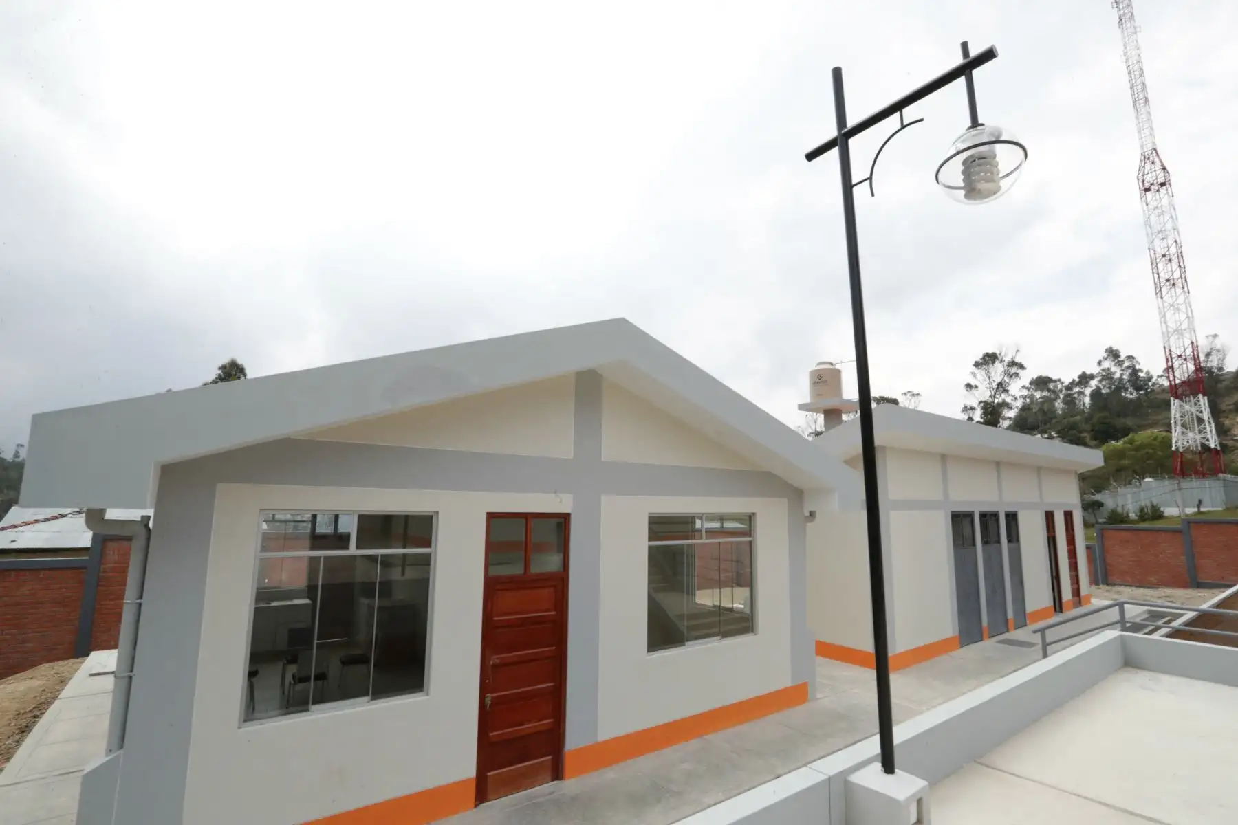 Jefe del Estado, Martín Vizcarra, verifica el avance de las obras de mejoramiento de los servicios del centro de salud del distrito de Anguía (Cajamarca). Foto: ANDINA/Prensa Presidencia/Carlos Lezama.