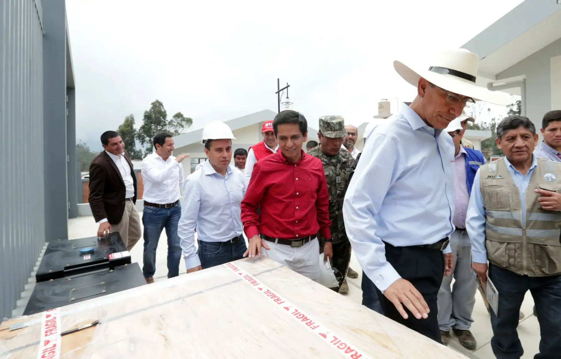 Jefe del Estado, Martín Vizcarra, verifica el avance de las obras de mejoramiento de los servicios del centro de salud del distrito de Anguía (Cajamarca). Foto: ANDINA/Prensa Presidencia/Carlos Lezama.