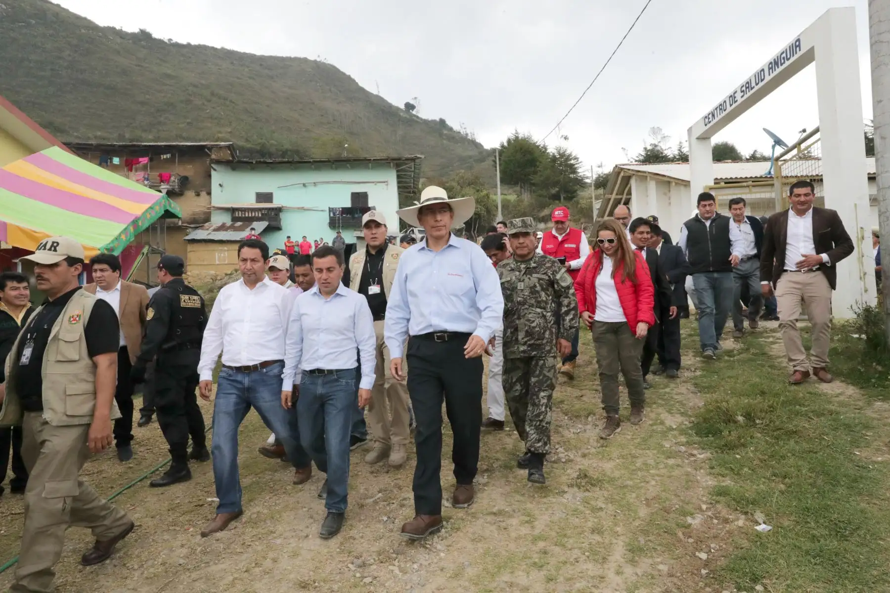 Jefe del Estado, Martín Vizcarra, verifica el avance de las obras de mejoramiento de los servicios del centro de salud del distrito de Anguía (Cajamarca). Foto: ANDINA/Prensa Presidencia/Carlos Lezama.