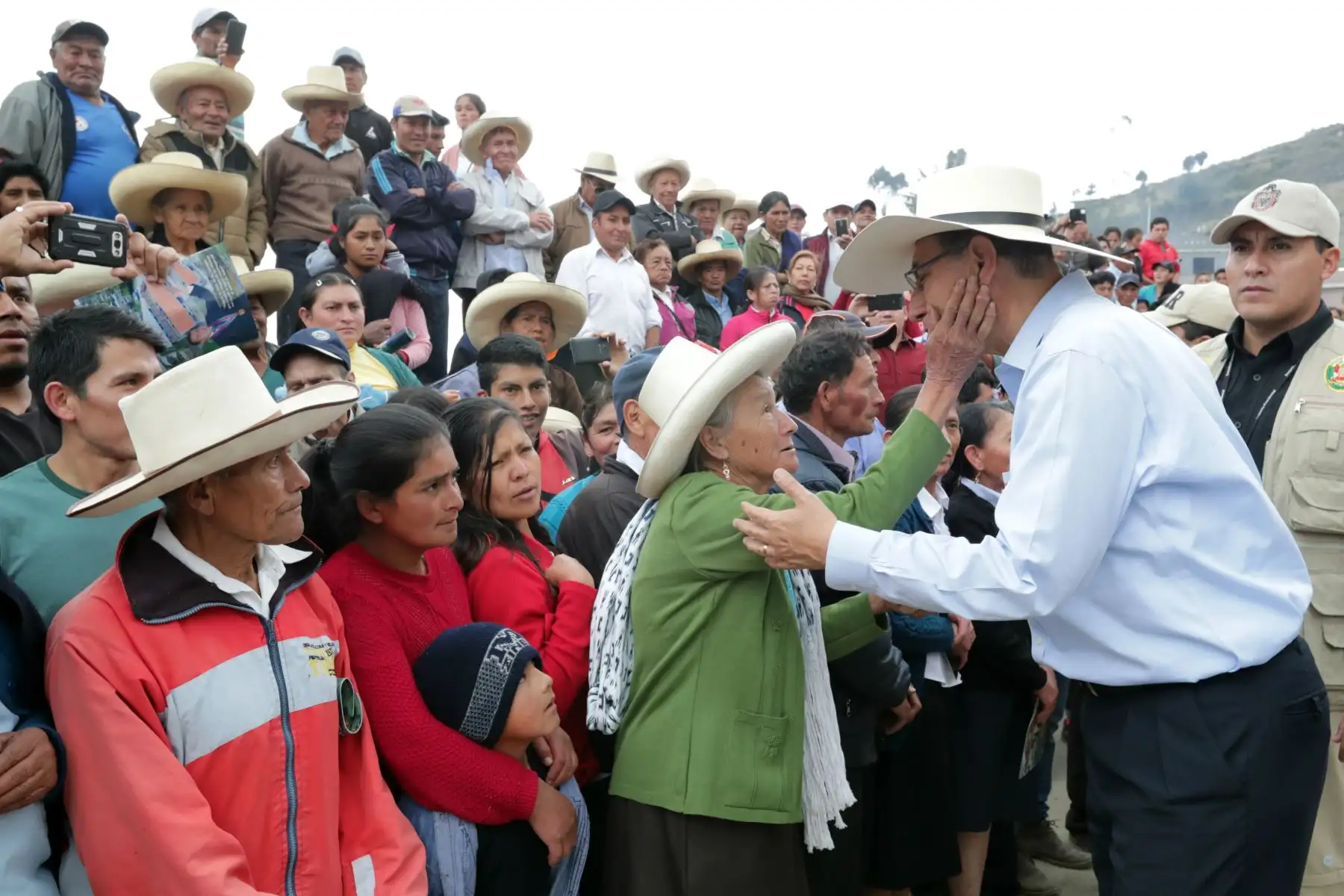 Jefe del Estado, Martín Vizcarra, verifica el avance de las obras de mejoramiento de los servicios del centro de salud del distrito de Anguía (Cajamarca). Foto: ANDINA/Prensa Presidencia/Carlos Lezama.