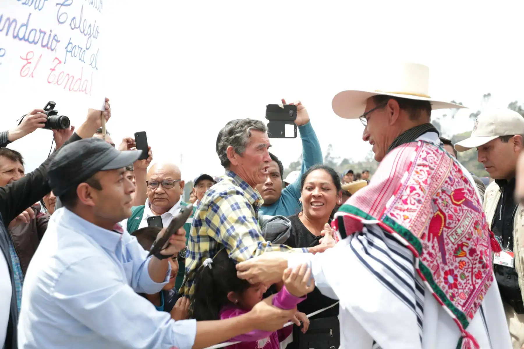 Jefe del Estado, Martín Vizcarra, verifica el avance de las obras de mejoramiento de los servicios del centro de salud del distrito de Anguía (Cajamarca). Foto: ANDINA/Prensa Presidencia/Carlos Lezama.