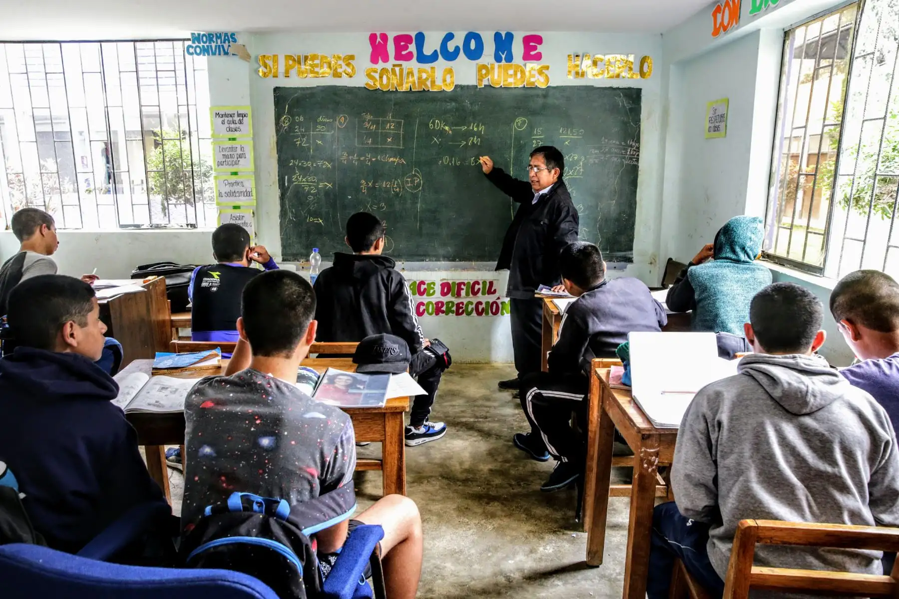 Un par de veces a la semana llega un profesor del Centro de Educación Básica Alternativa (CEBA) para nivelar a los que se han quedado rezagados en los primeros años y ya no tienen edad para vestir uniforme de primaria. Foto: ANDINA/Luis Iparraguirre