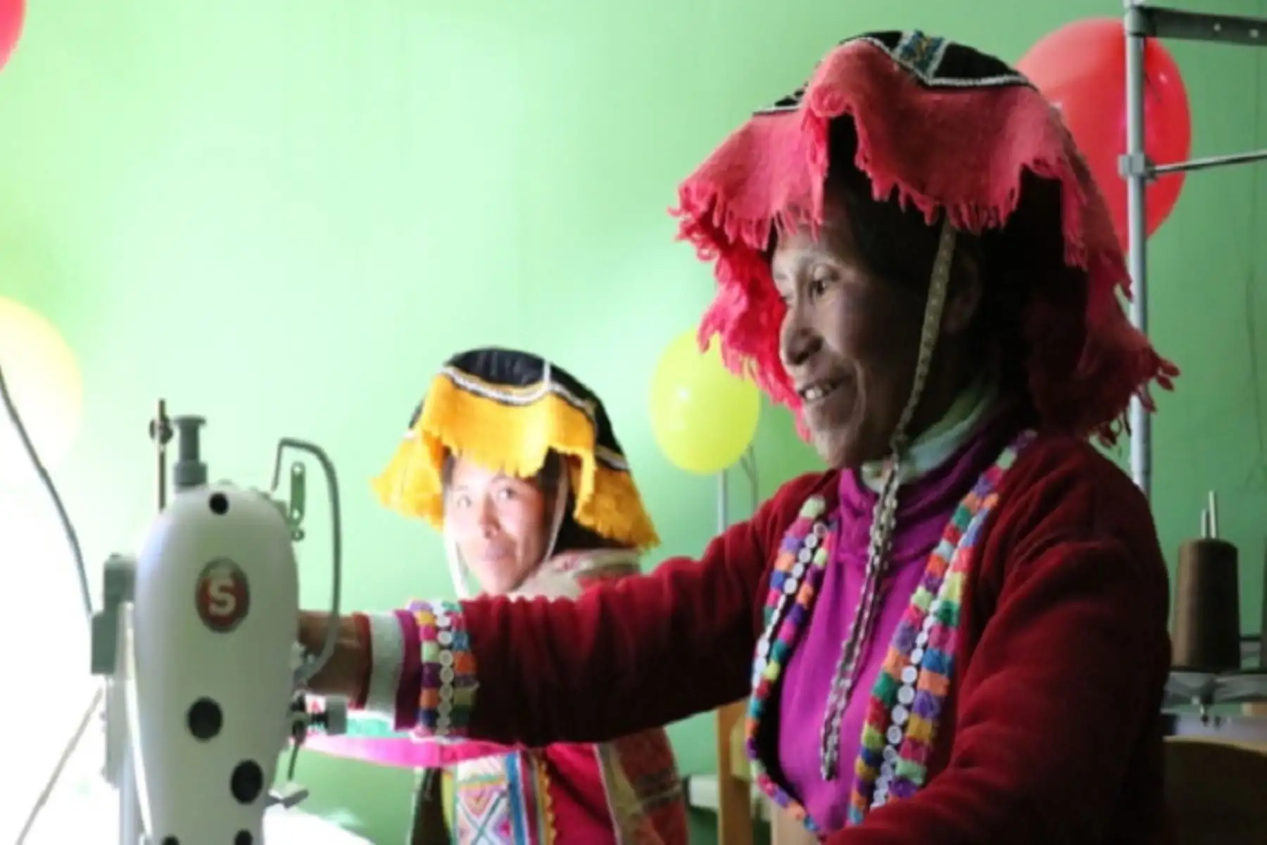 Artesanos de la comunidad cusqueña de Chillihuani, agrupados en la Asociación Ccori Ttika Pallay, del distrito de Cusipata, aumentaron sus ventas gracias al cofinanciamiento otorgado por el programa Minam+CAF, del Ministerio del Ambiente, ascendente a S/ 200,000, que fueron utilizados para la construcción de un nuevo centro de producción.
