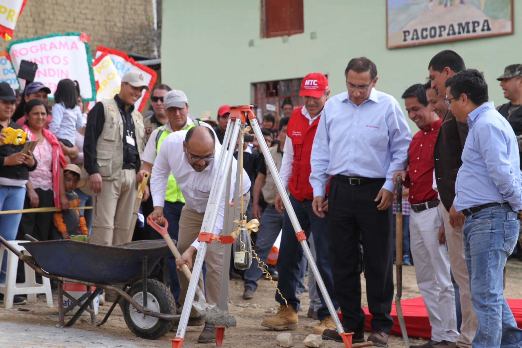 El presidente Martín Vizcarra y el ministro de Educación, Daniel Alfaro, dieron inicio a las obras en el centro poblado de Pacopampa, región Cajamarca.