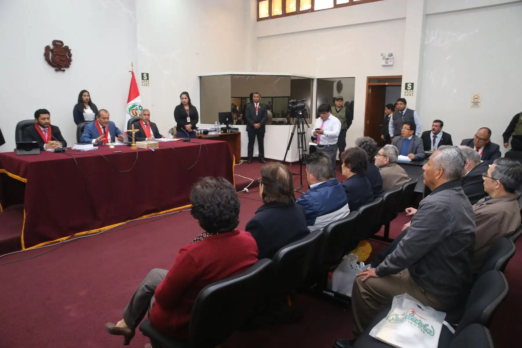 El Colegiado “A” de la Sala Penal Nacional condenó este martes a cadena perpetua a diez integrantes de la cúpula de Sendero Luminoso -entre ellos Abimael Guzmán- por la autoría mediata del atentado en la calle Tarata, en Miraflores, el 16 de julio de 1992. Foto: ANDINA/Francisco Medina