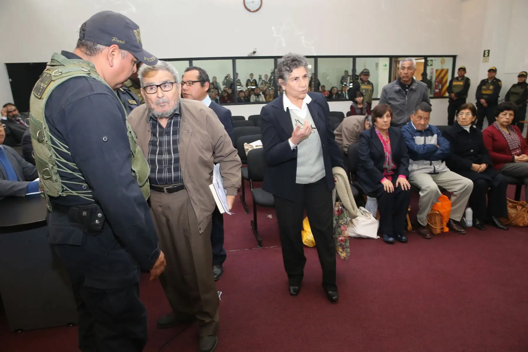 El Colegiado “A” de la Sala Penal Nacional condenó este martes a cadena perpetua a diez integrantes de la cúpula de Sendero Luminoso -entre ellos Abimael Guzmán- por la autoría mediata del atentado en la calle Tarata, en Miraflores, el 16 de julio de 1992. Foto: ANDINA/Francisco Medina