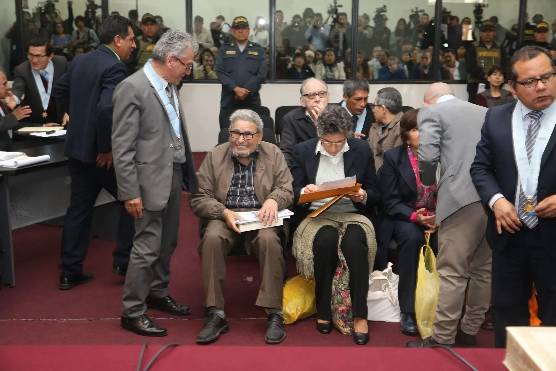 El Colegiado “A” de la Sala Penal Nacional condenó este martes a cadena perpetua a diez integrantes de la cúpula de Sendero Luminoso -entre ellos Abimael Guzmán- por la autoría mediata del atentado en la calle Tarata, en Miraflores, el 16 de julio de 1992. Foto: ANDINA/Francisco Medina
