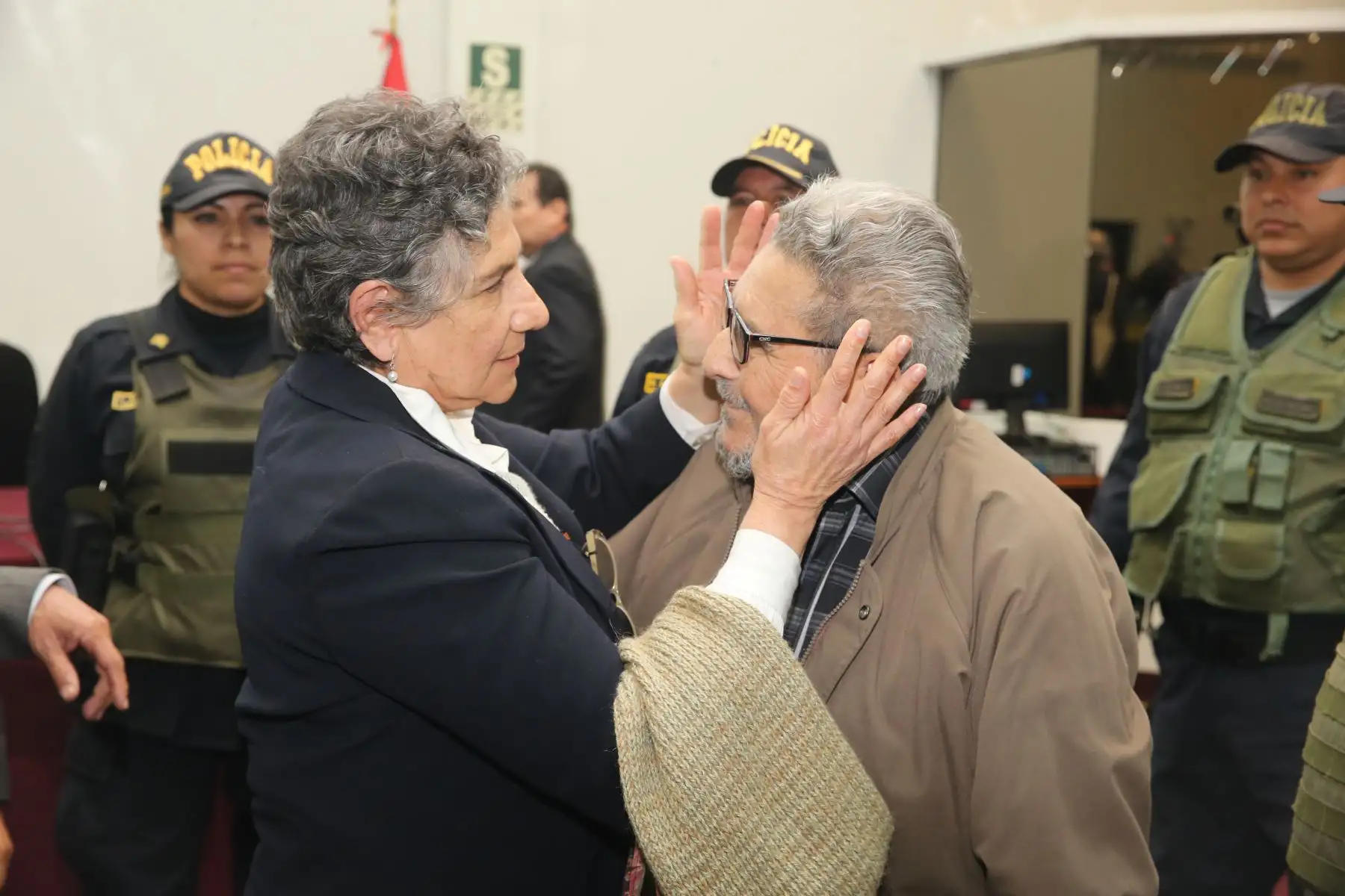 El Colegiado “A” de la Sala Penal Nacional condenó este martes a cadena perpetua a diez integrantes de la cúpula de Sendero Luminoso -entre ellos Abimael Guzmán- por la autoría mediata del atentado en la calle Tarata, en Miraflores, el 16 de julio de 1992. Foto: ANDINA/Francisco Medina