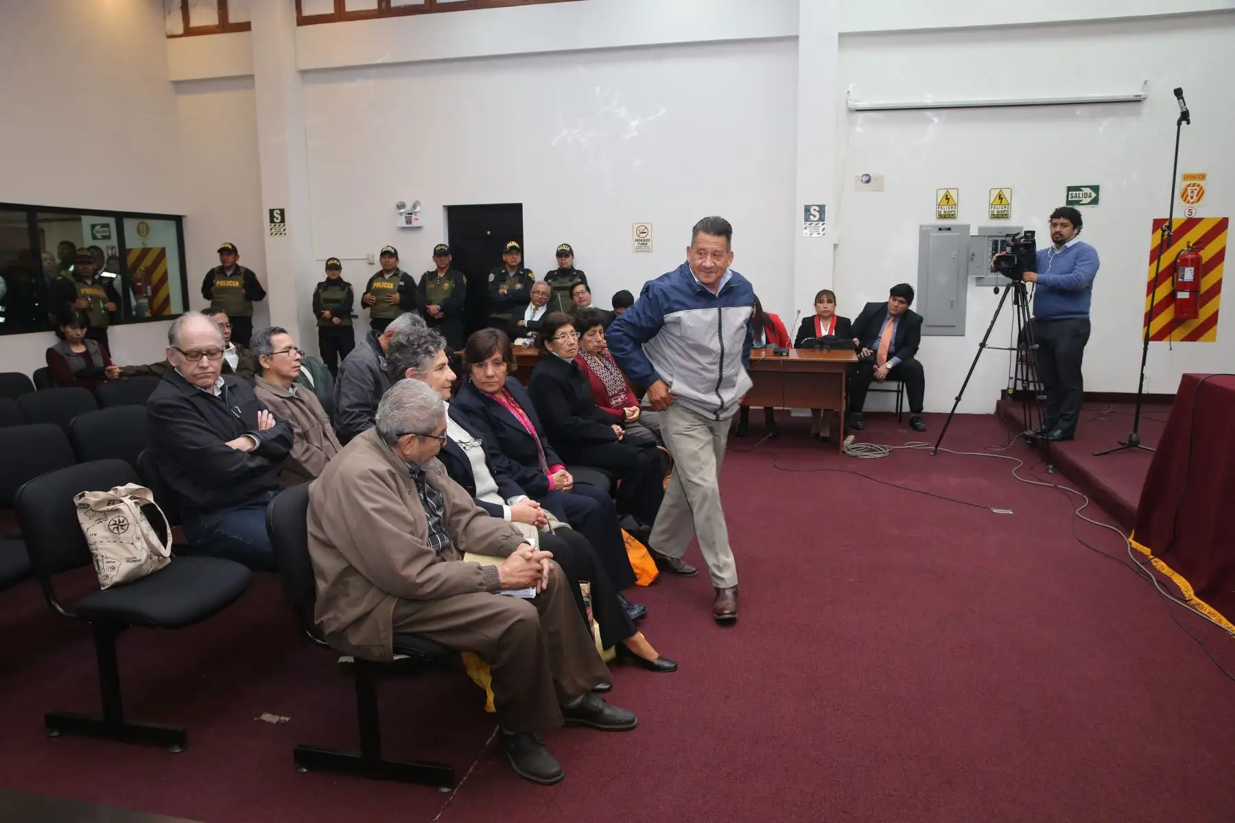 El Colegiado “A” de la Sala Penal Nacional condenó este martes a cadena perpetua a diez integrantes de la cúpula de Sendero Luminoso -entre ellos Abimael Guzmán- por la autoría mediata del atentado en la calle Tarata, en Miraflores, el 16 de julio de 1992. Foto: ANDINA/Francisco Medina