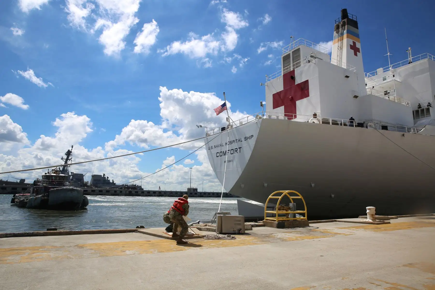 Esta foto de la Marina de los EE. UU. Lanzada el 12 de septiembre de 2018 muestra a los marineros lanzando líneas de amarre al buque hospital USNS Comfort (T-AH 20) mientras el buque evacua la Estación Naval de Norfolk en preparación para el huracán Florence el 11 de septiembre de 2018.
Comandante, el Comando de Fuerzas de la Flota de los EE. UU. Ordenó que todos los buques de la Armada de los EE. UU. En el área de Hampton Roads salgan en septiembre 10,2018 antes del huracán Florence. Hay casi 30 barcos qu