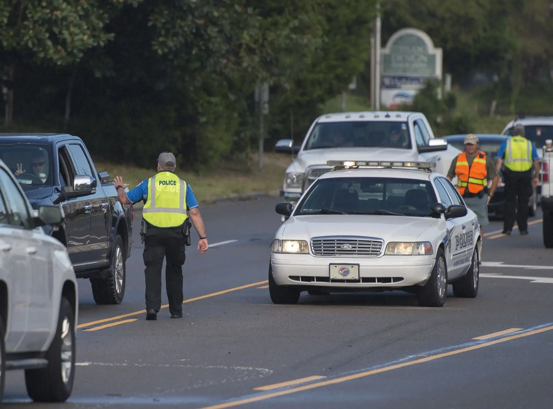 La policía detiene automóviles en un puesto de control un día antes de la llegada del huracán Florence cerca de la playa Wrightsville, Carolina del Norte, el 12 de septiembre de 2018. / AFP