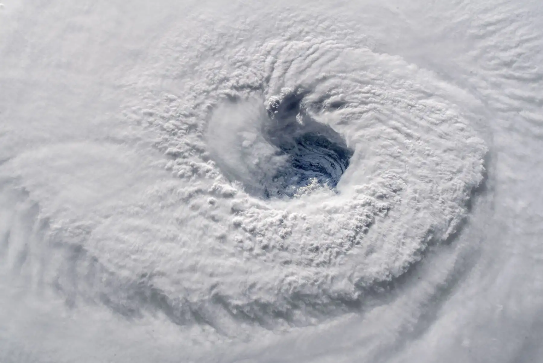Una cámara de alta definición fuera de la Estación Espacial Internacional captó una vista de la NASA del ojo del huracán Florence a las 7:50 a.m. EDT del 12 de septiembre de 2018, que se muestra en este video todavía tomado mientras Florence batía el Atlántico en dirección oeste-noroeste con vientos de 130 millas por hora.
El potente huracán Florence se dirigió el martes hacia la costa este de los Estados Unidos, lo que provocó que las autoridades ordenaran a más de un millón de personas que evacuaran el camino de la extremadamente peligrosa tormenta que según los meteorólogos podría intensificarse pronto.AFP